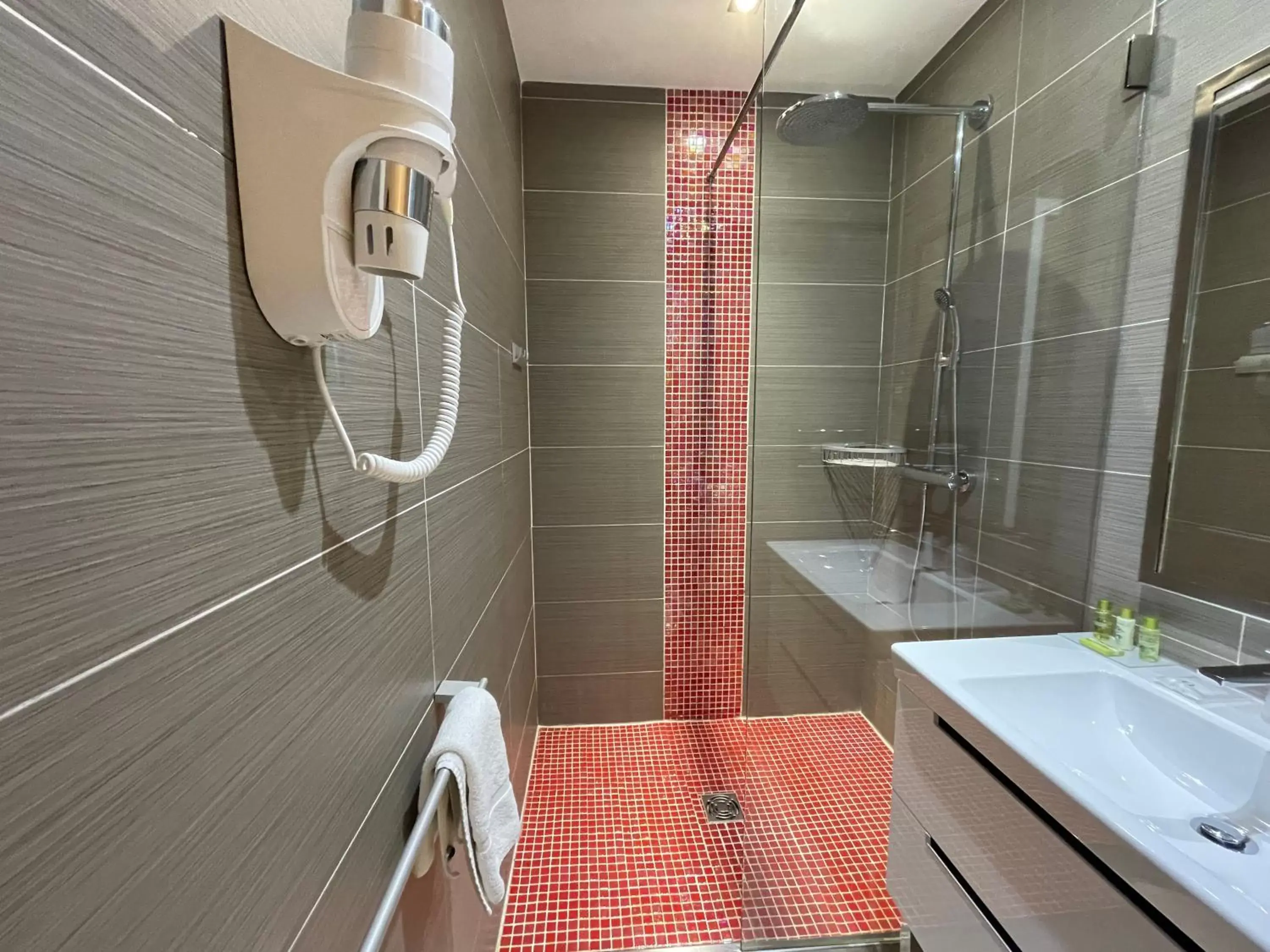 Superior Double Room with Side Seaview - Third Floor in Hôtel Baptistin Superior Double Room with Side Seaview - Third Floor in Hôtel Baptistin