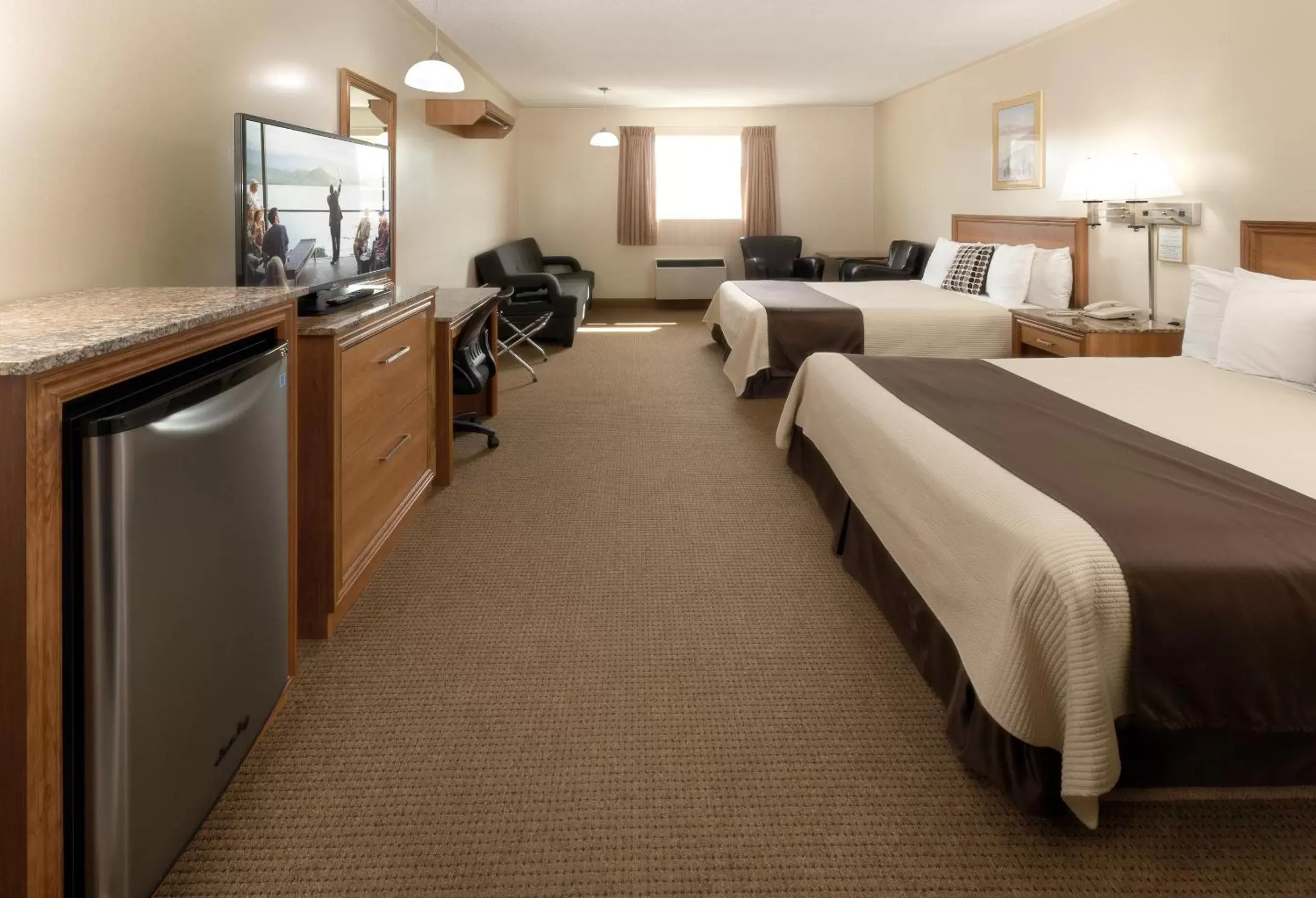 Deluxe Queen Room with Two Queen Beds in Newmarket Inn Deluxe Queen Room with Two Queen Beds in Newmarket Inn