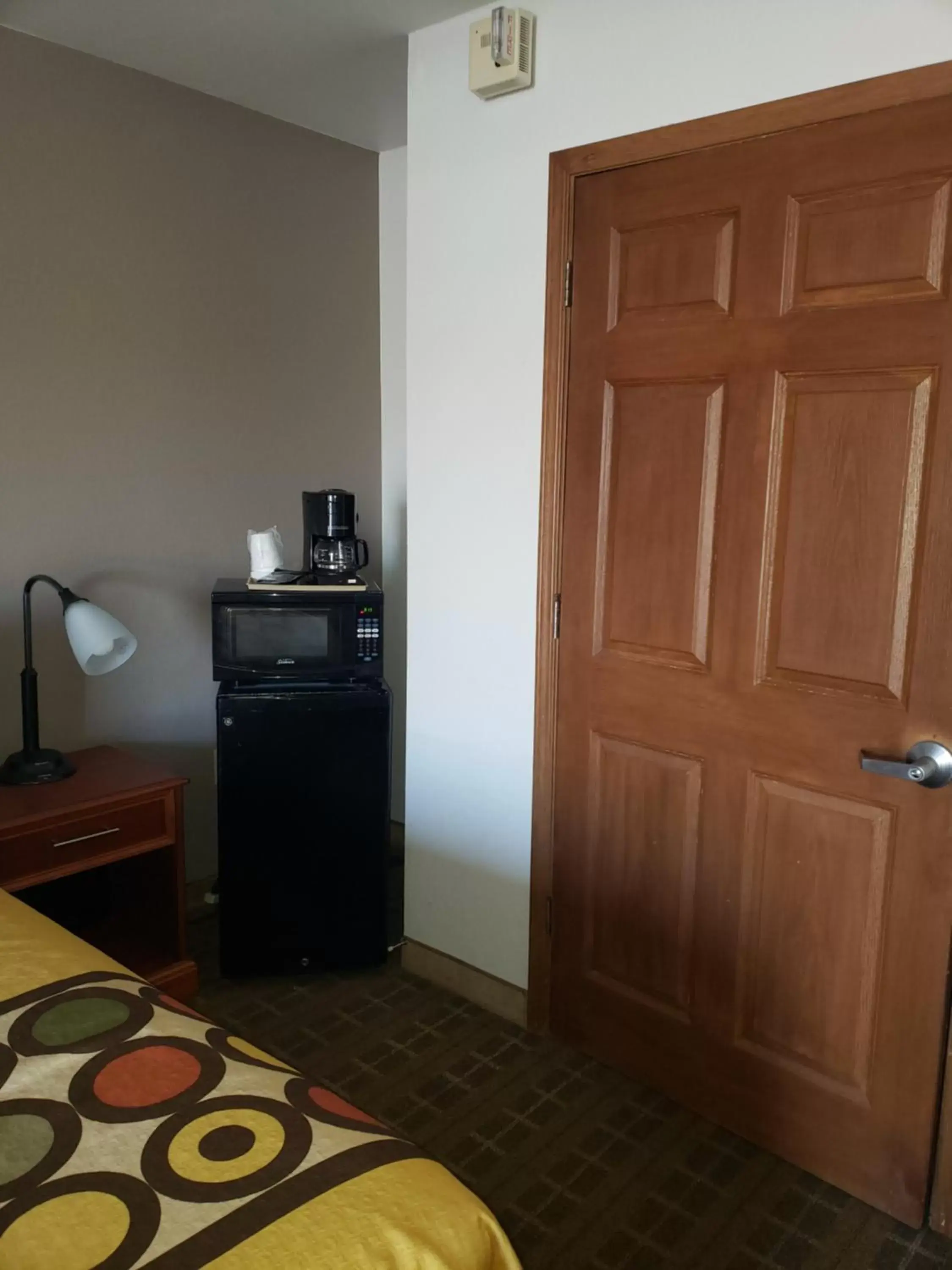 King Room - Mobility Access/Smoking in Super 8 by Wyndham Clinton King Room - Mobility Access/Smoking in Super 8 by Wyndham Clinton