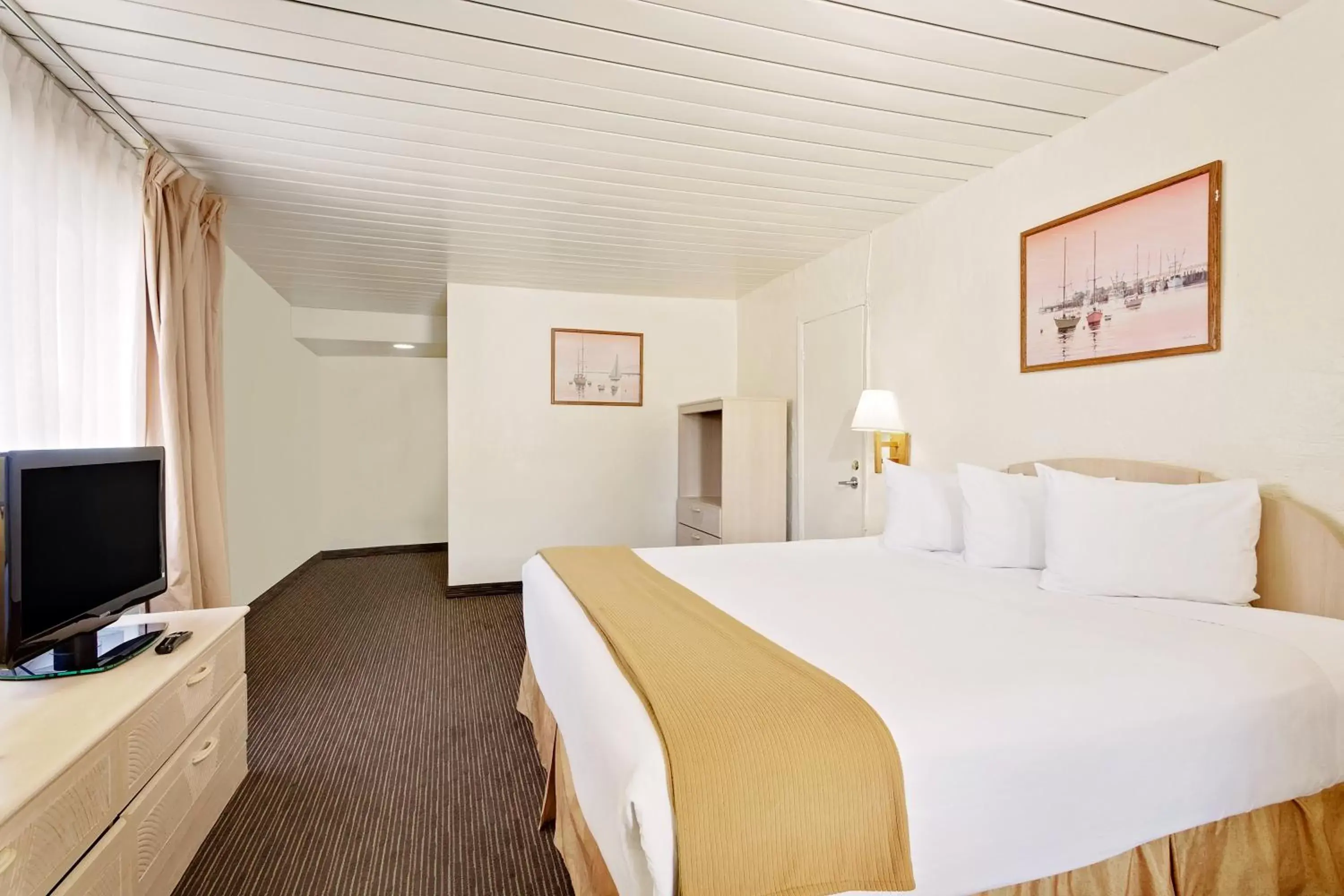 King Room - Non-Smoking in Knights Inn Page King Room - Non-Smoking in Knights Inn Page