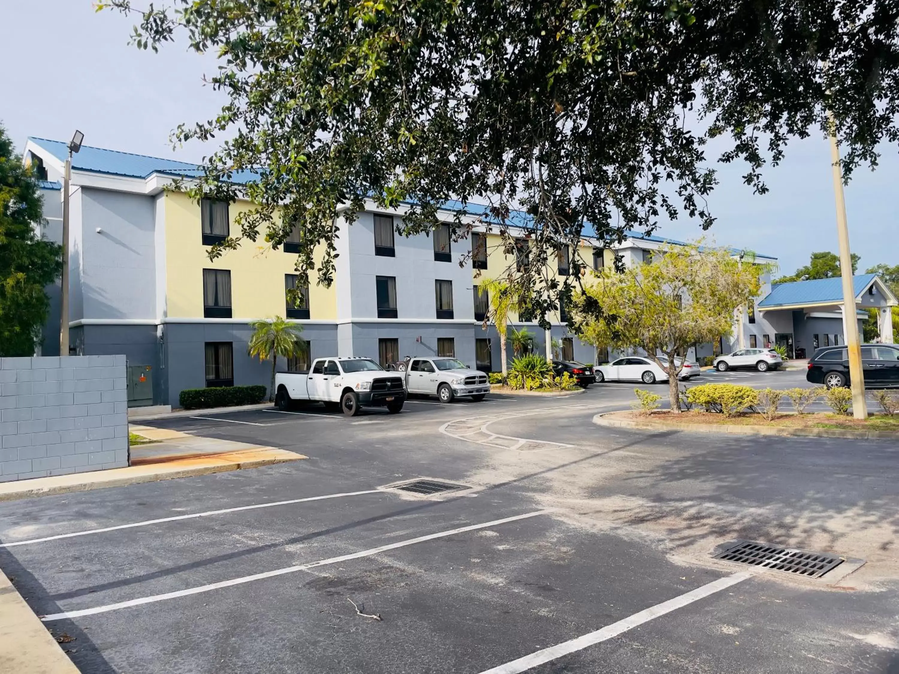 Deluxe King Suite with Jetted Tub in Days Inn & Suites by Wyndham Lakeland Deluxe King Suite with Jetted Tub in Days Inn & Suites by Wyndham Lakeland