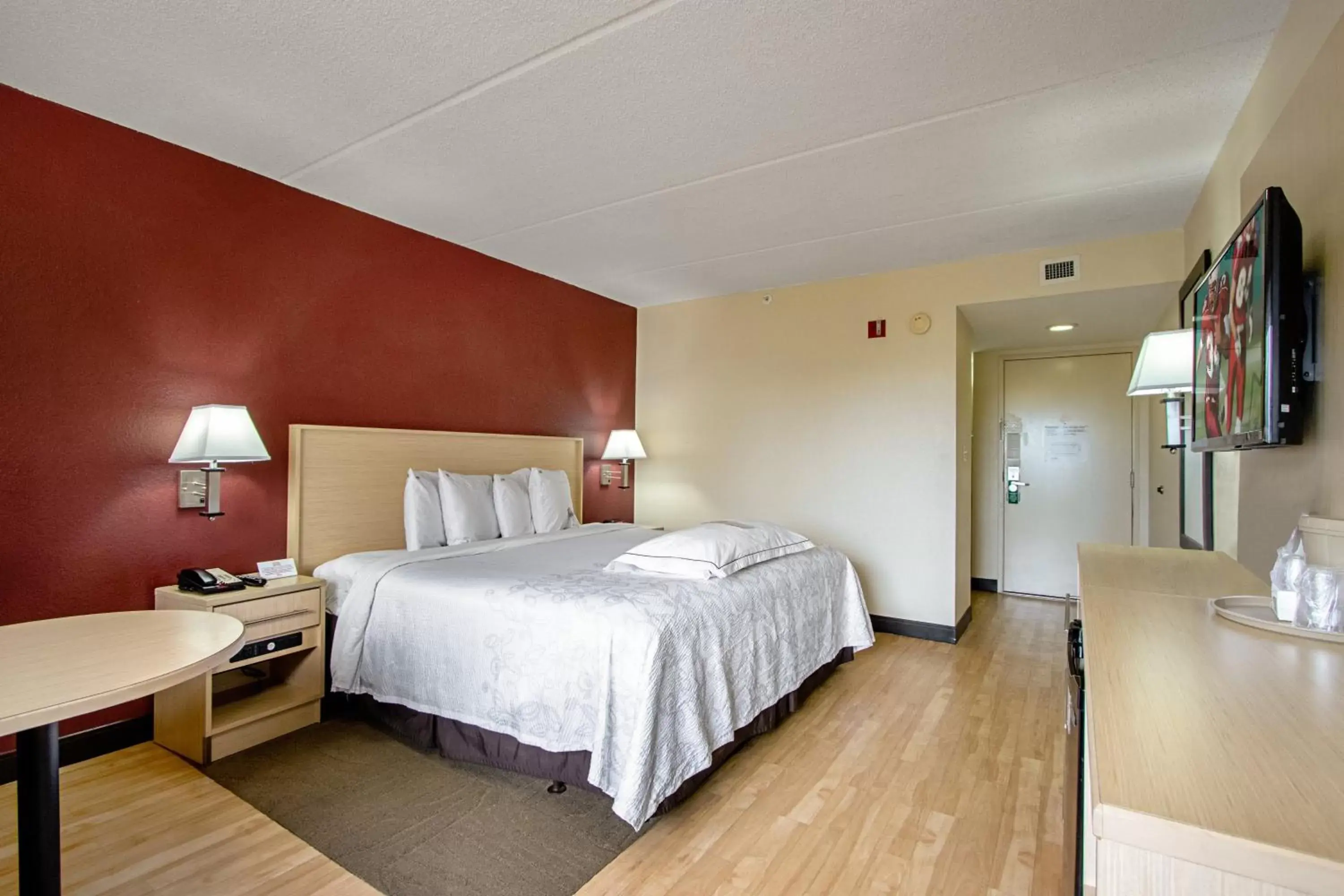 Premium King Room Smoke Free (Upgraded Bedding & Snack) in Red Roof Inn PLUS+ West Palm Beach Premium King Room Smoke Free (Upgraded Bedding & Snack) in Red Roof Inn PLUS+ West Palm Beach