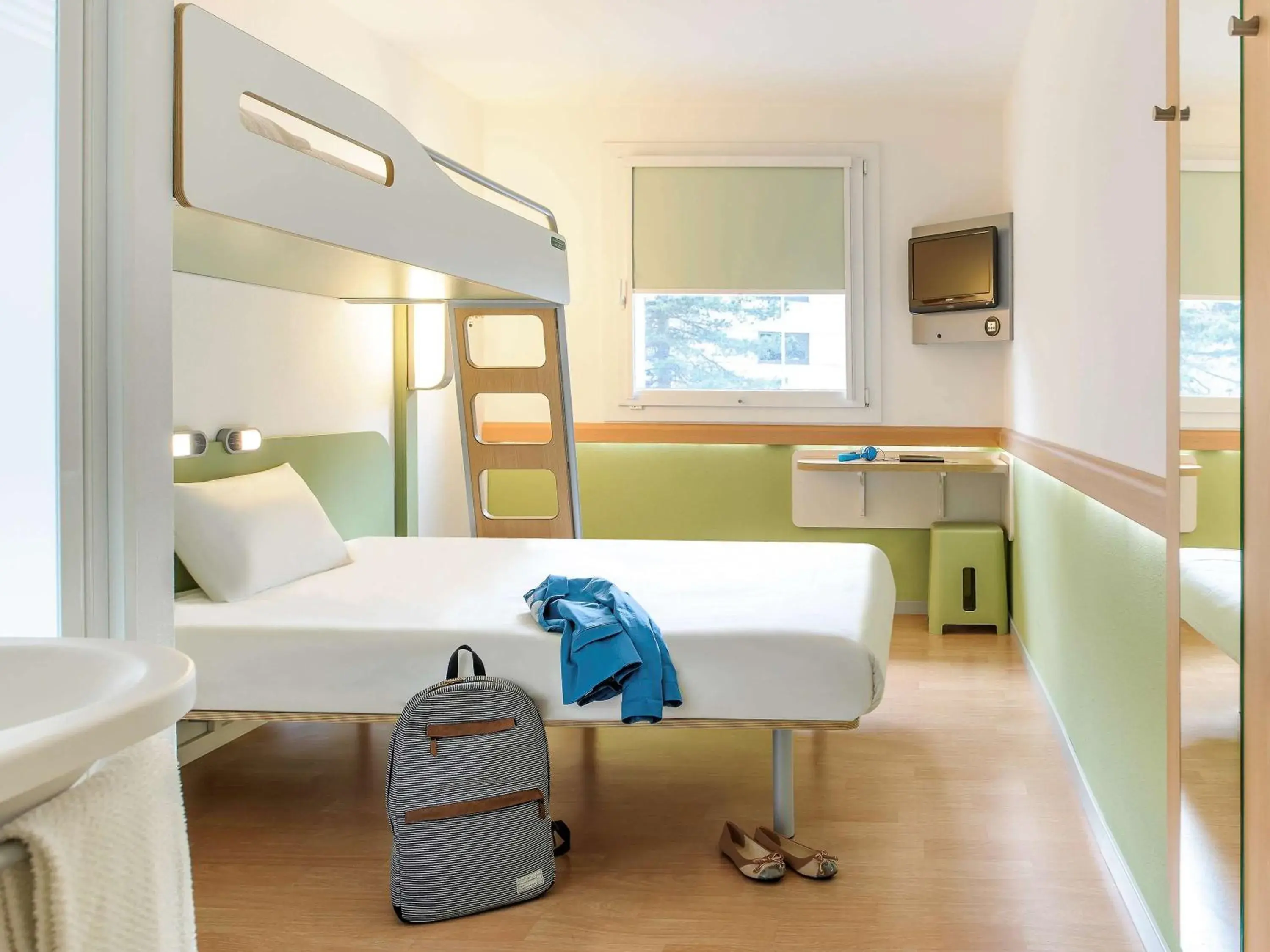 ROOM - 1 double bed + 1 bunk bed in ibis budget Tours Nord ROOM - 1 double bed + 1 bunk bed in ibis budget Tours Nord