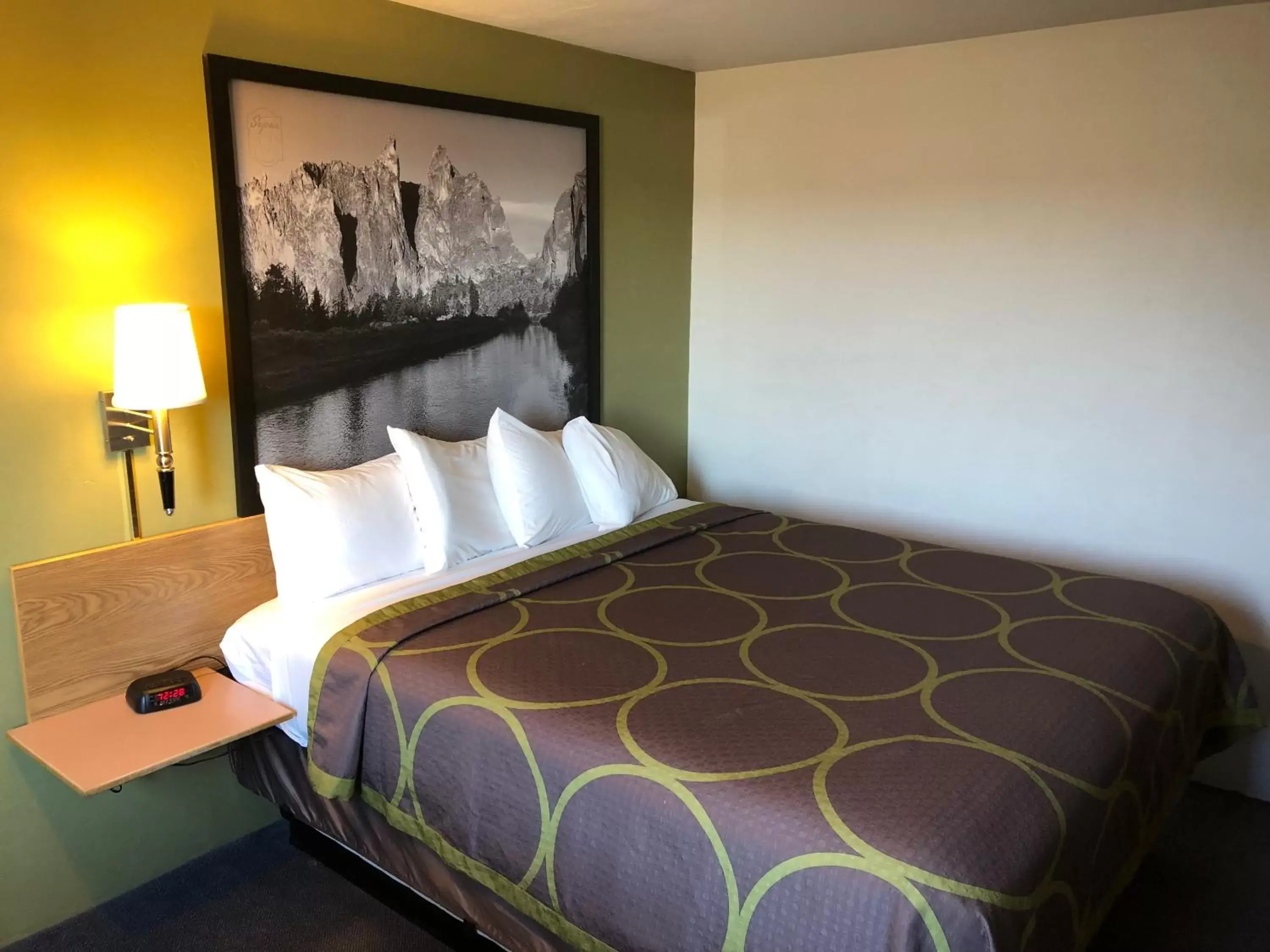 King Room - Pet Friendly/Non-Smoking in Super 8 by Wyndham Redmond King Room - Pet Friendly/Non-Smoking in Super 8 by Wyndham Redmond