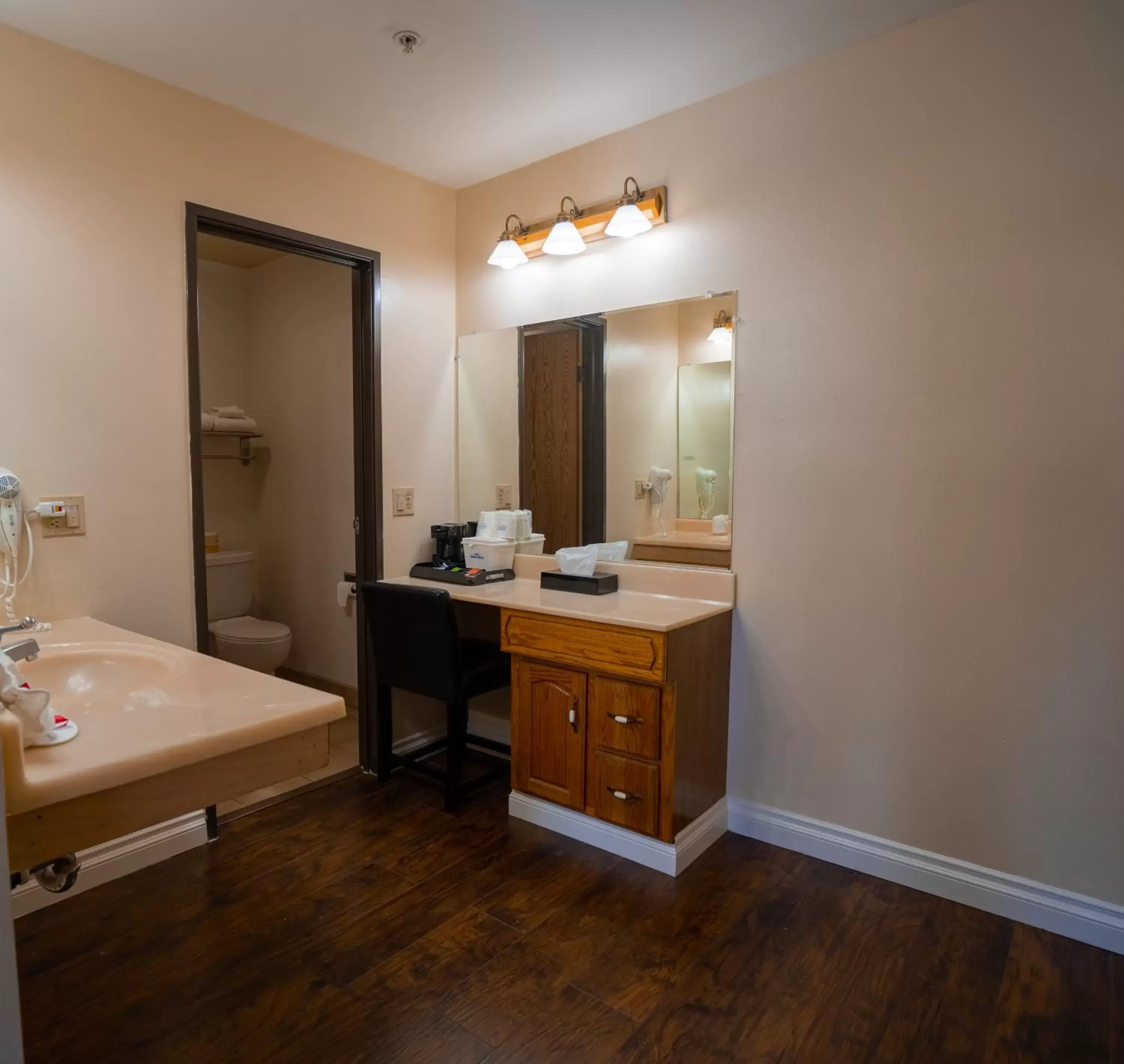 Superior King Room - Non-Smoking in Howard Johnson by Wyndham Buena Park Superior King Room - Non-Smoking in Howard Johnson by Wyndham Buena Park