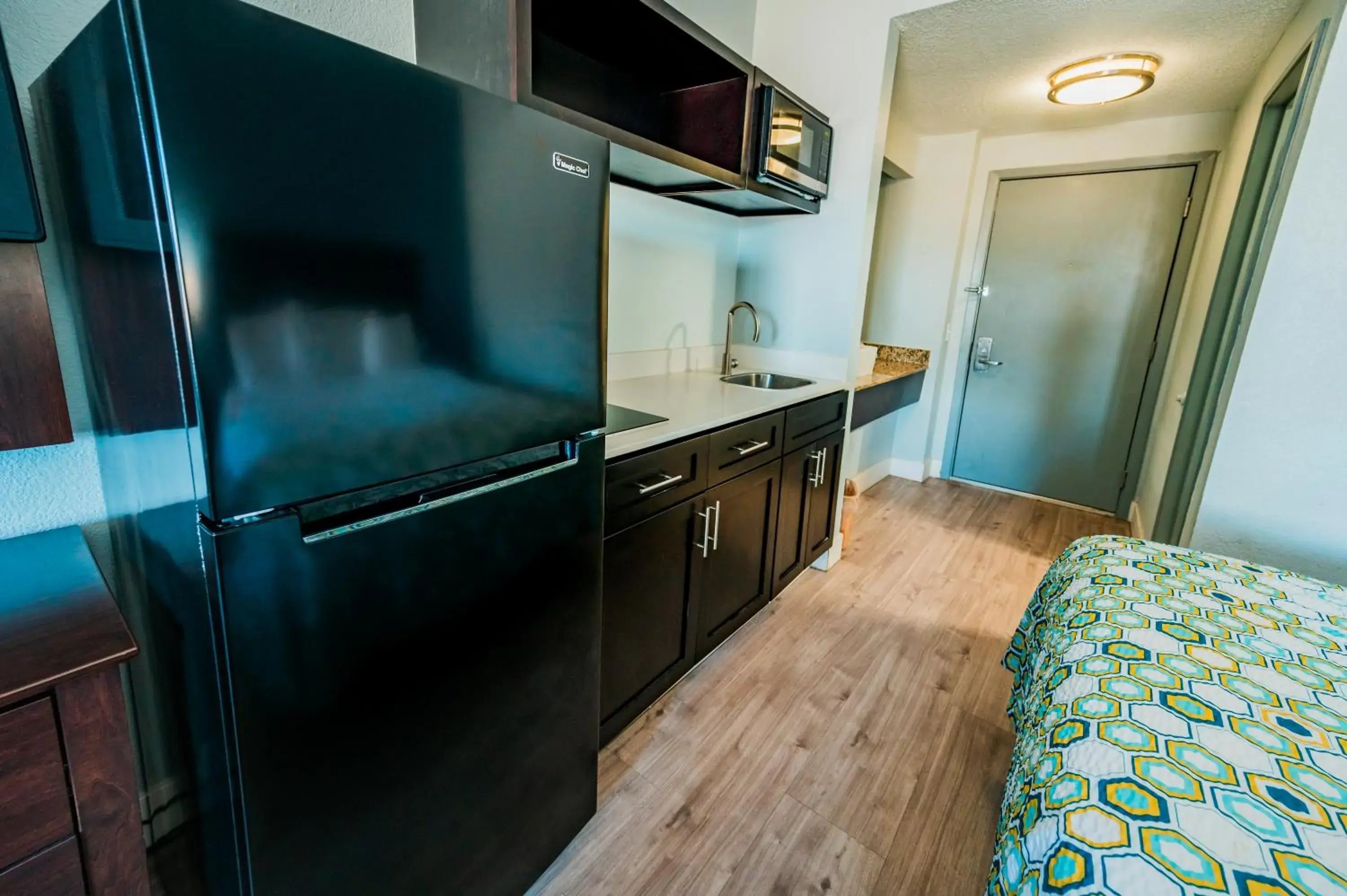 Suite Studio King Room Non-Smoking in HomeTowne Studios by Red Roof San Antonio - SeaWorld Northwest Suite Studio King Room Non-Smoking in HomeTowne Studios by Red Roof San Antonio - SeaWorld Northwest