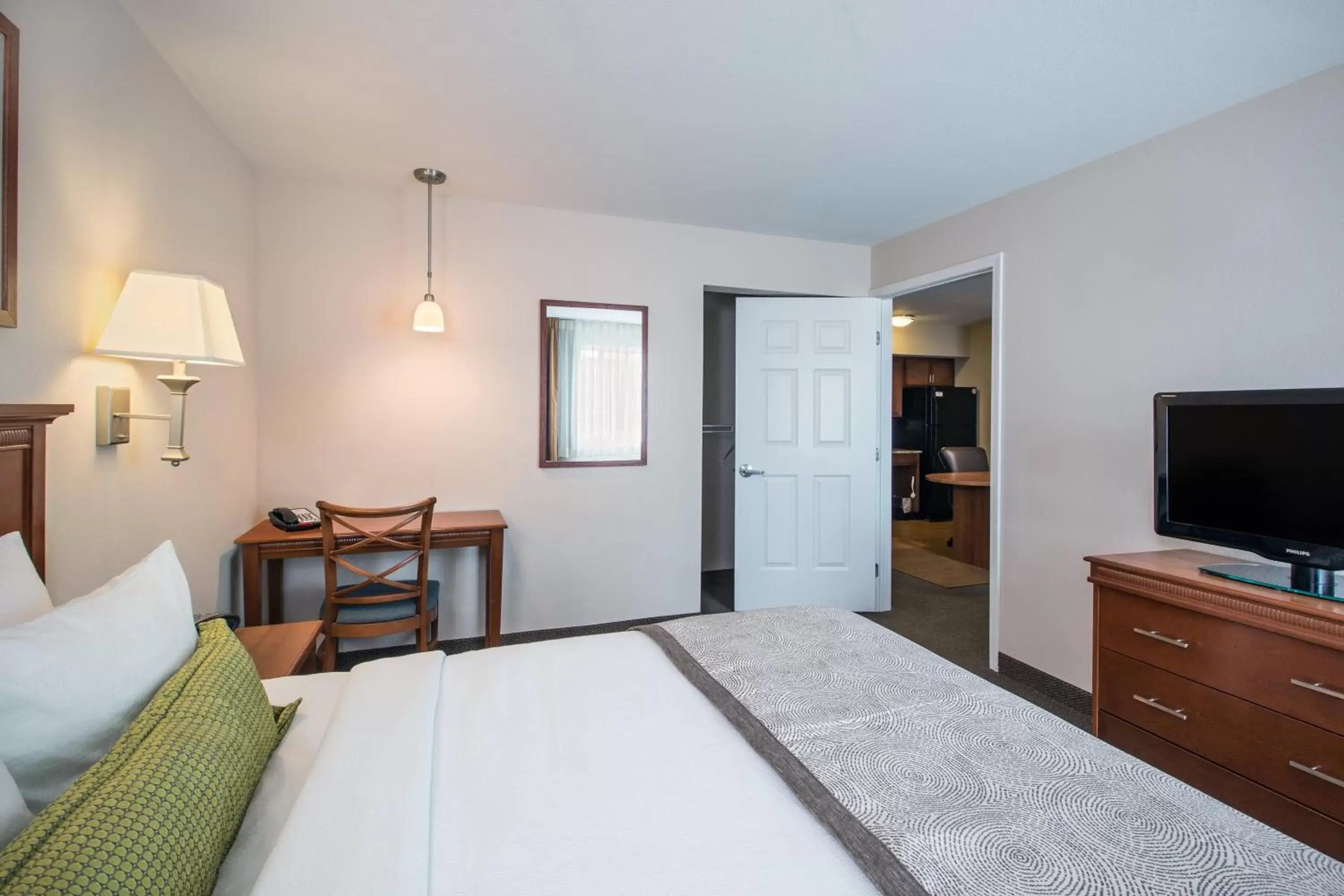 One-Bedroom King Room with Roll-In Shower - Hearing Accessible/Non-Smoking in Candlewood Suites Pittsburgh-Cranberry by IHG One-Bedroom King Room with Roll-In Shower - Hearing Accessible/Non-Smoking in Candlewood Suites Pittsburgh-Cranberry by IHG