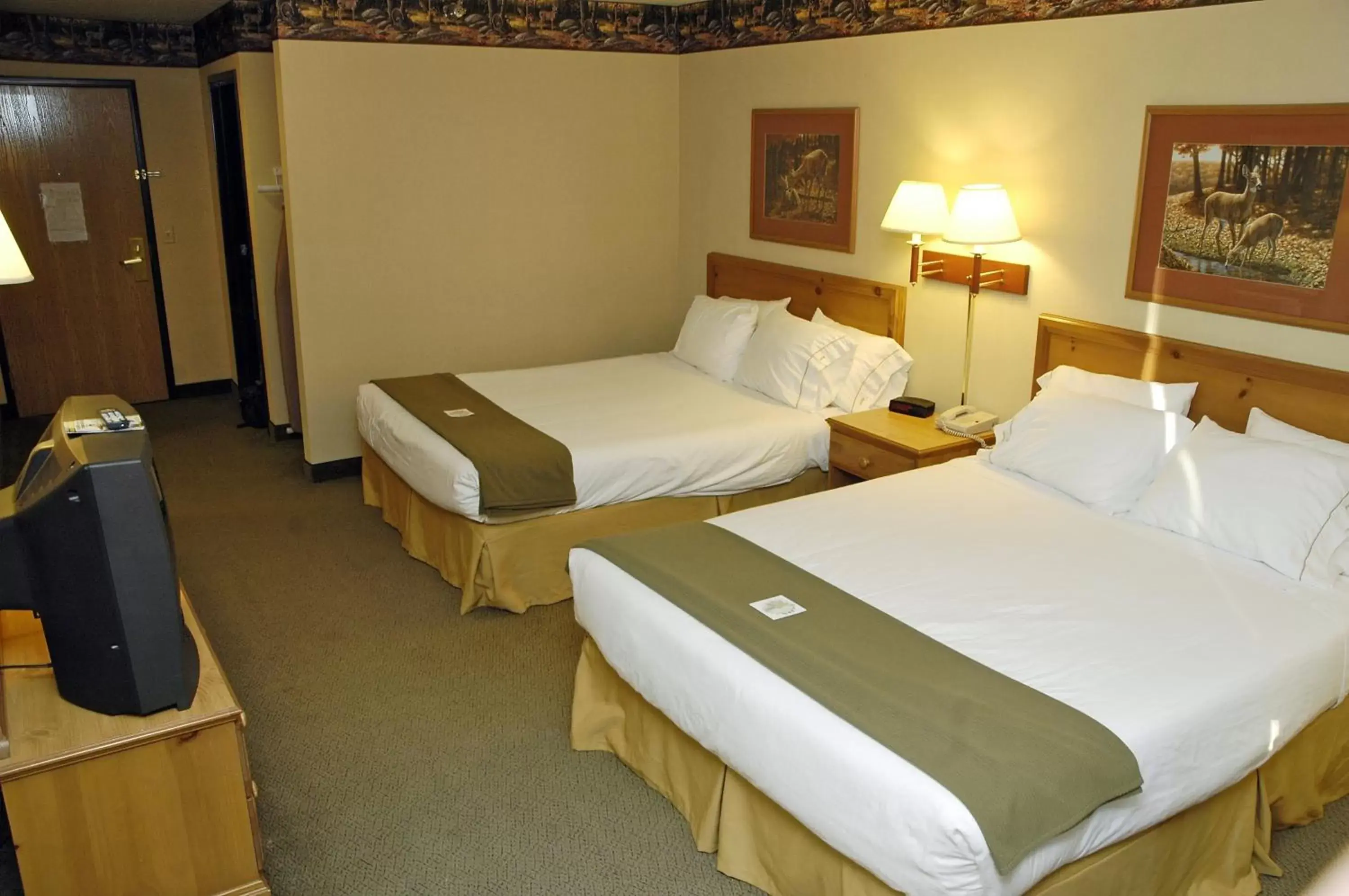 Queen Room with Two Queen Beds in Pellston Lodge Queen Room with Two Queen Beds in Pellston Lodge