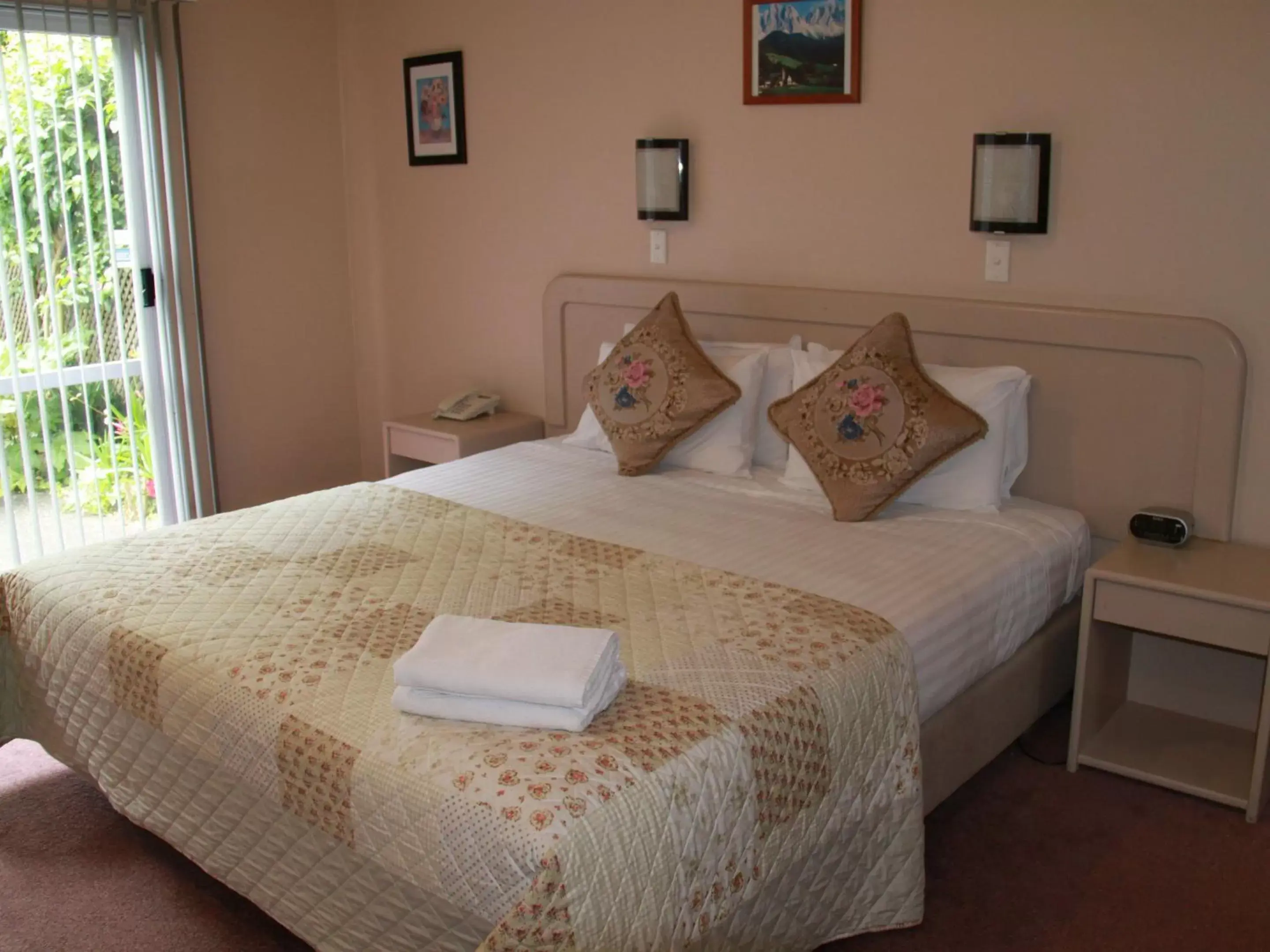 Executive Studio in ASURE Camelot Arms Motor Lodge Executive Studio in ASURE Camelot Arms Motor Lodge