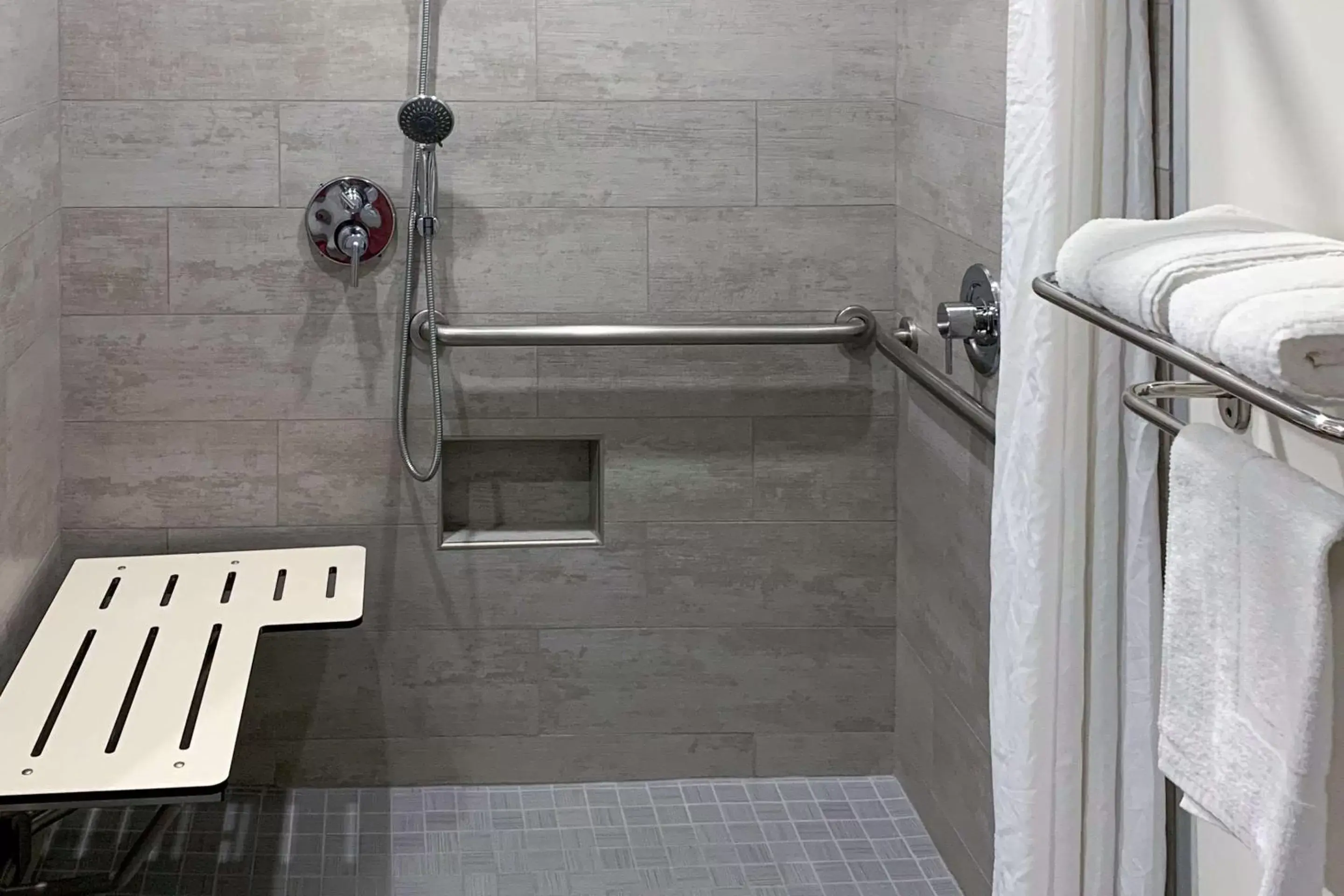 Queen Room - Mobility Accessible/Non-Smoking in Quality Inn Near Chico State Queen Room - Mobility Accessible/Non-Smoking in Quality Inn Near Chico State