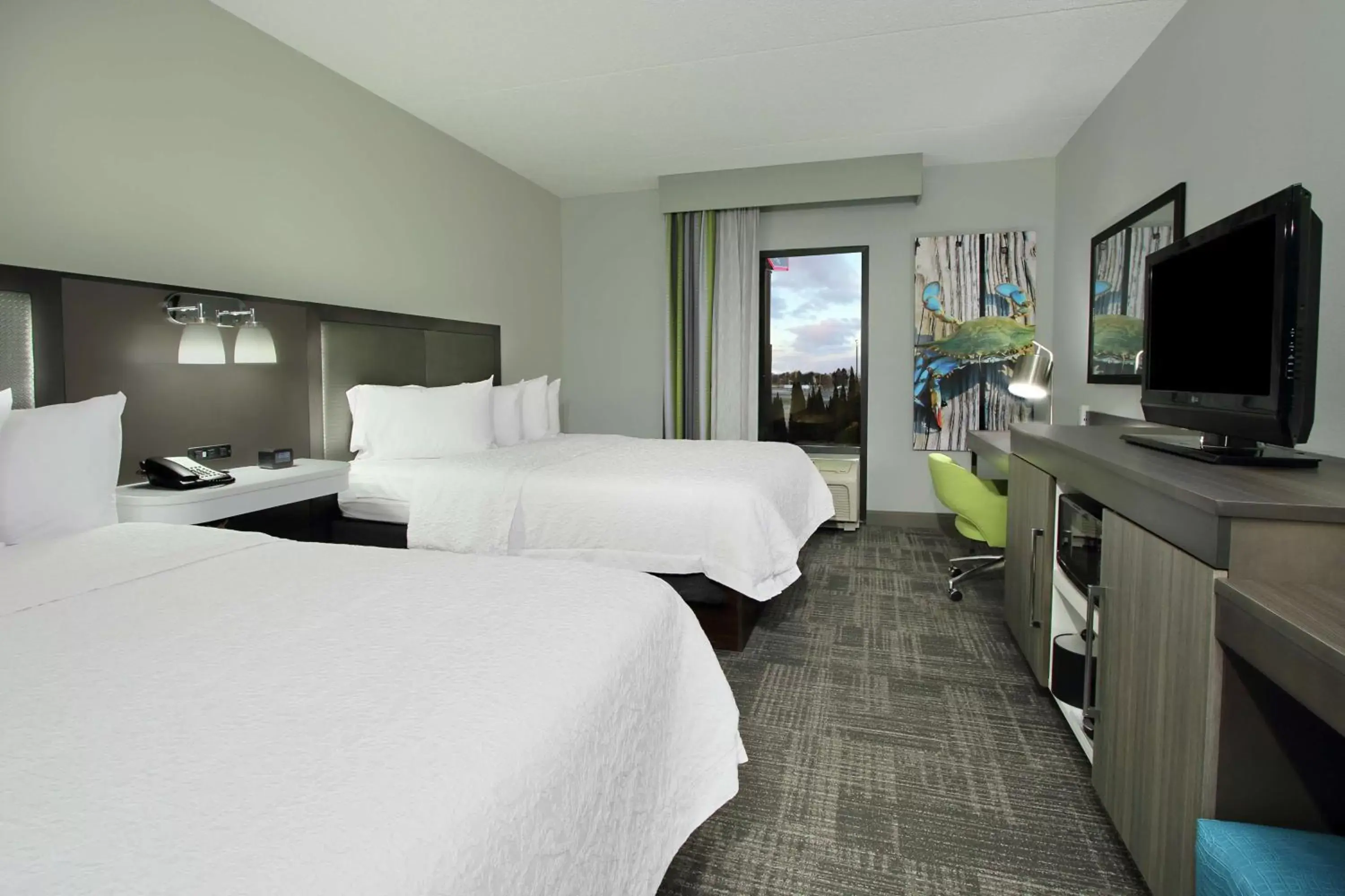 Queen Room - Disability Access/ Hearing Accessible with Tub - Non-Smoking in Hampton Inn Hagerstown-Maugansville Queen Room - Disability Access/ Hearing Accessible with Tub - Non-Smoking in Hampton Inn Hagerstown-Maugansville