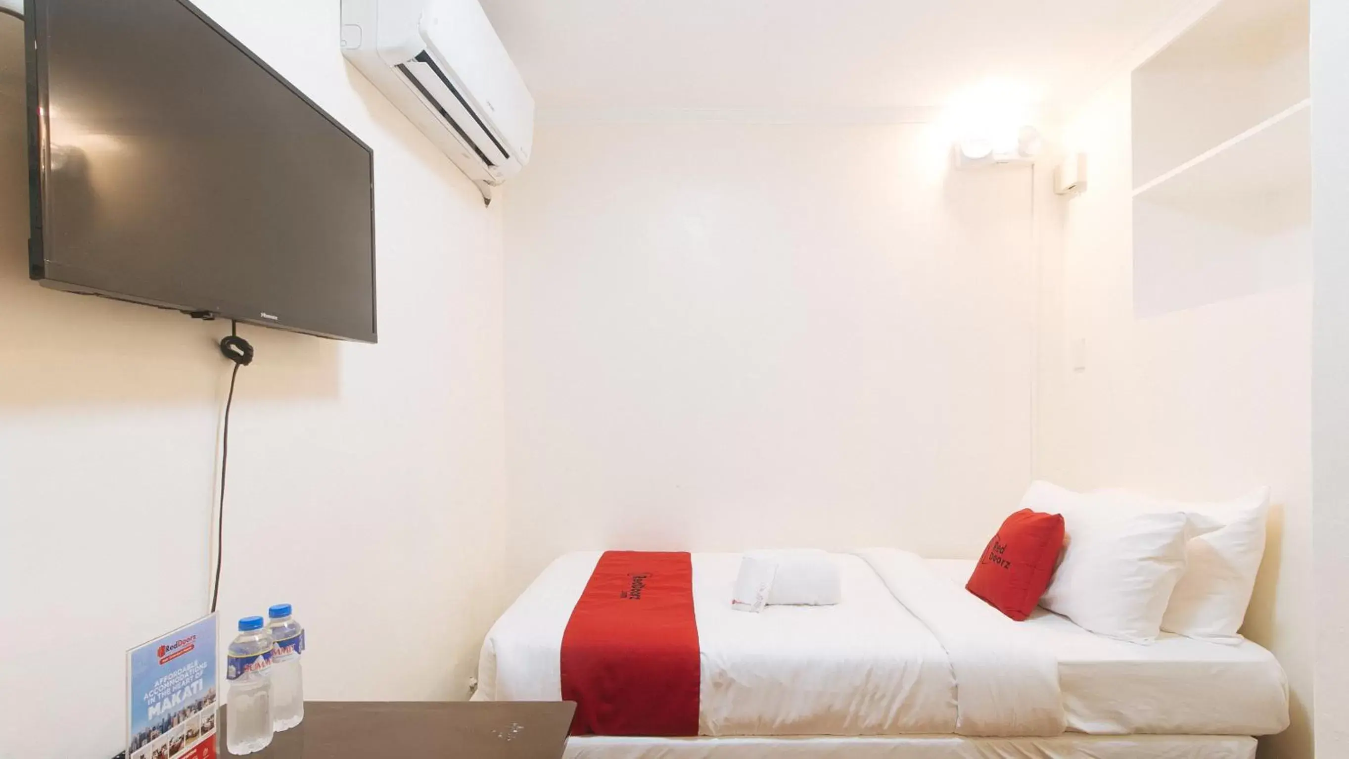 Single Room in RedDoorz Premium near Greenbelt Makati - Vaccinated Staff Single Room in RedDoorz Premium near Greenbelt Makati - Vaccinated Staff