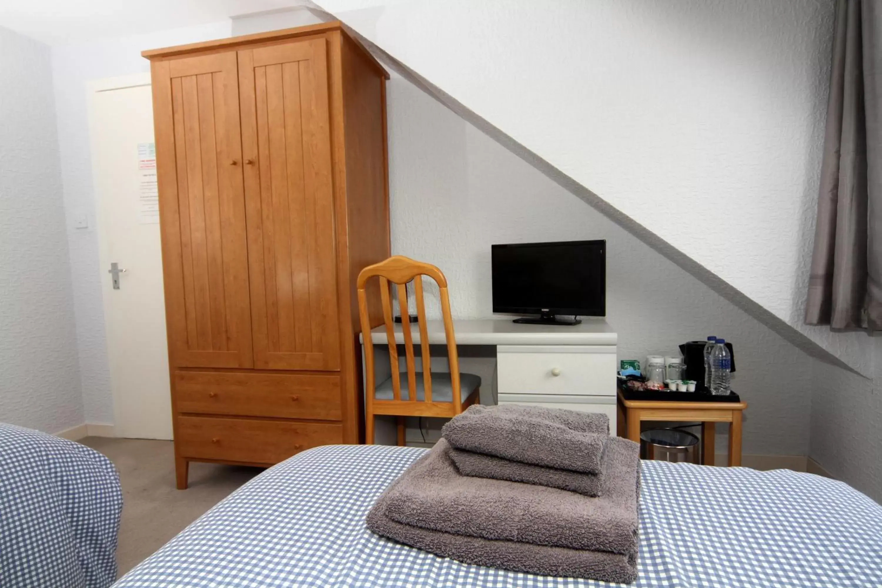 Twin Room with Bathroom in Dean Park Guest House Twin Room with Bathroom in Dean Park Guest House