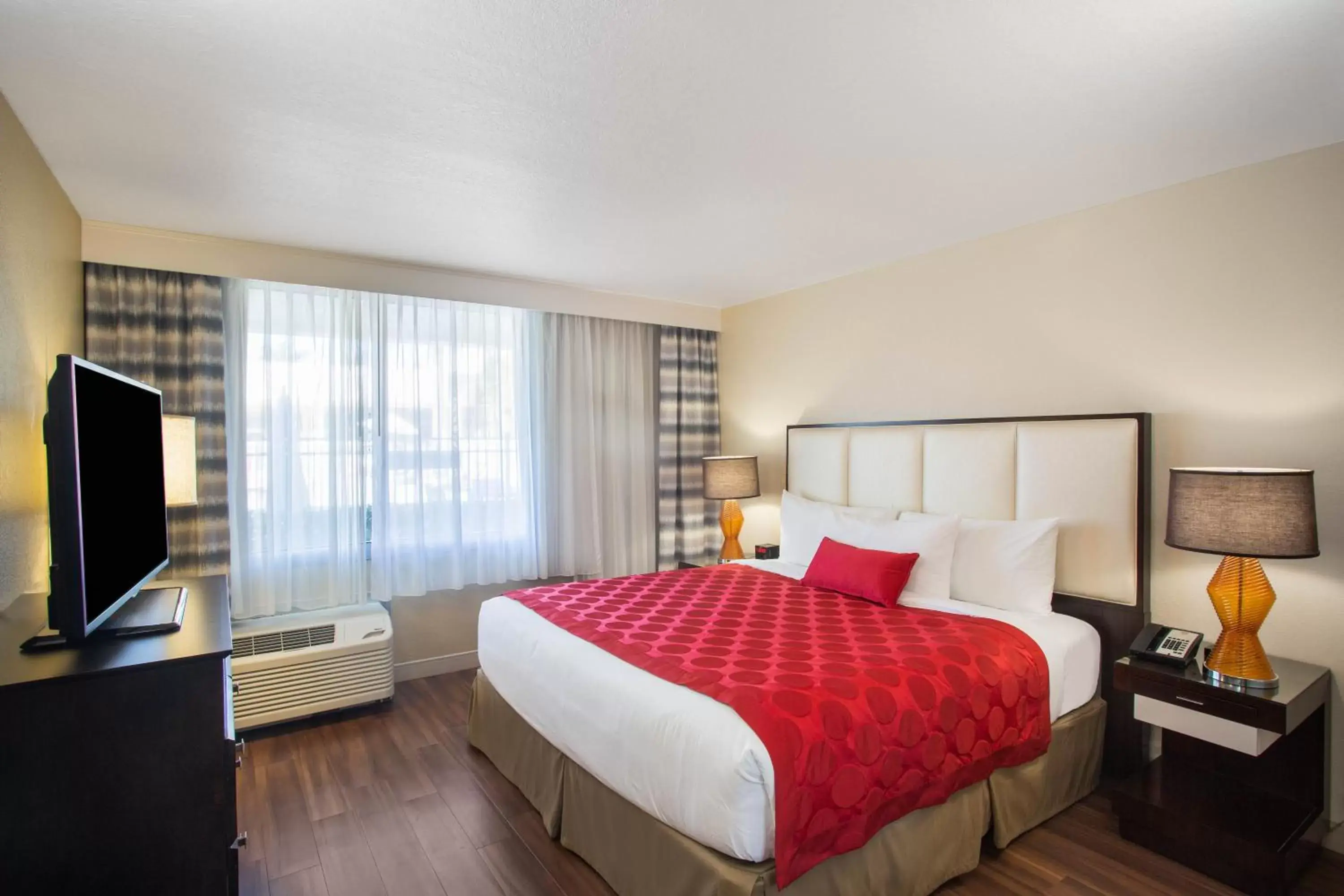 One-Bedroom King Suite - Non-Smoking in Ramada by Wyndham Venice Hotel Venezia One-Bedroom King Suite - Non-Smoking in Ramada by Wyndham Venice Hotel Venezia