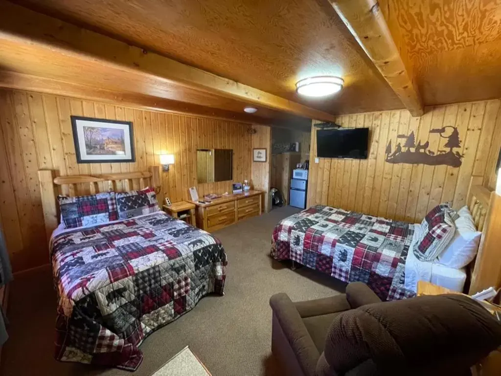 Double Room with Two Double Beds in Sportsman Lodge Melrose MT Double Room with Two Double Beds in Sportsman Lodge Melrose MT