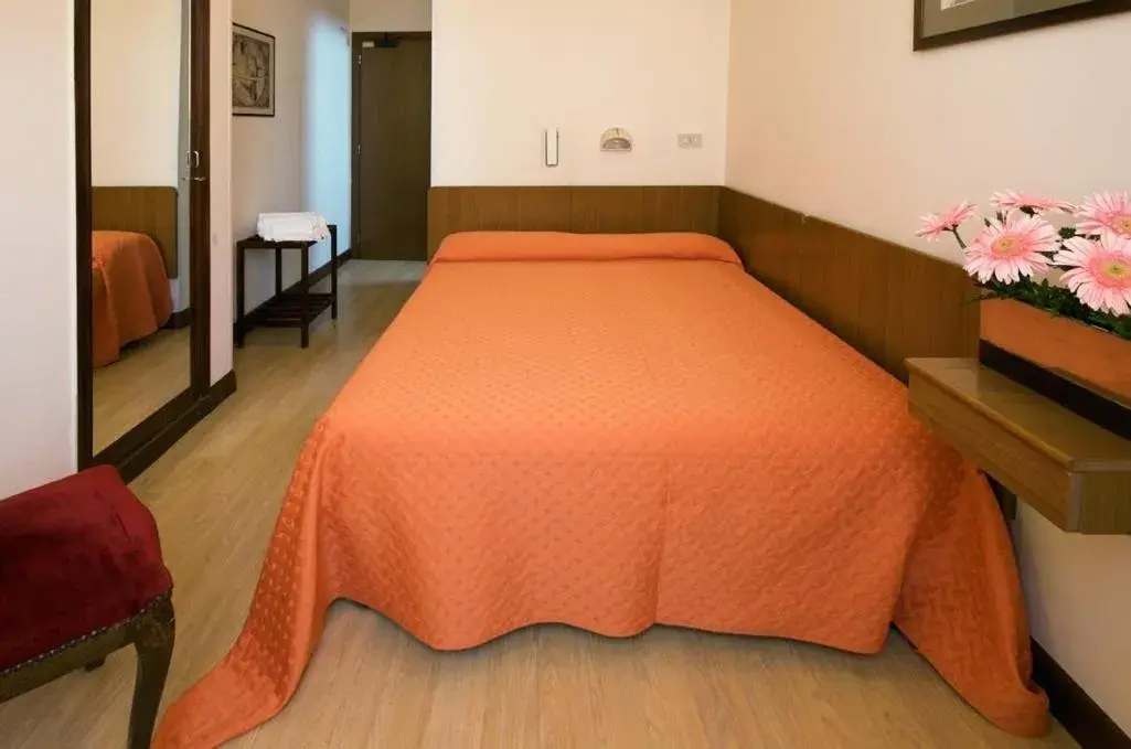 Single Room in Hotel Roma Single Room in Hotel Roma