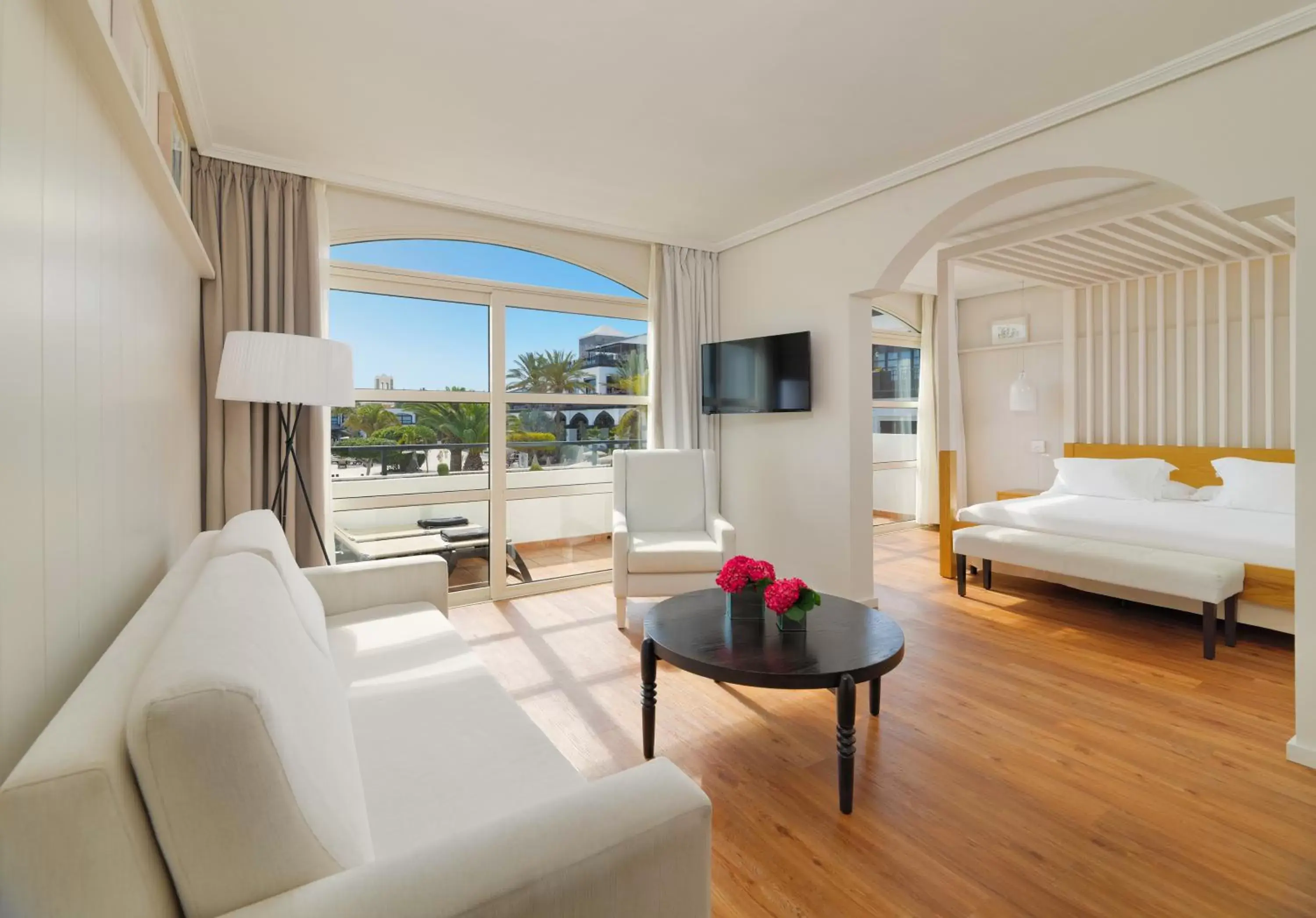 Junior Suite (2 Adults + 1 Child) in H10 Rubicón Palace Junior Suite (2 Adults + 1 Child) in H10 Rubicón Palace