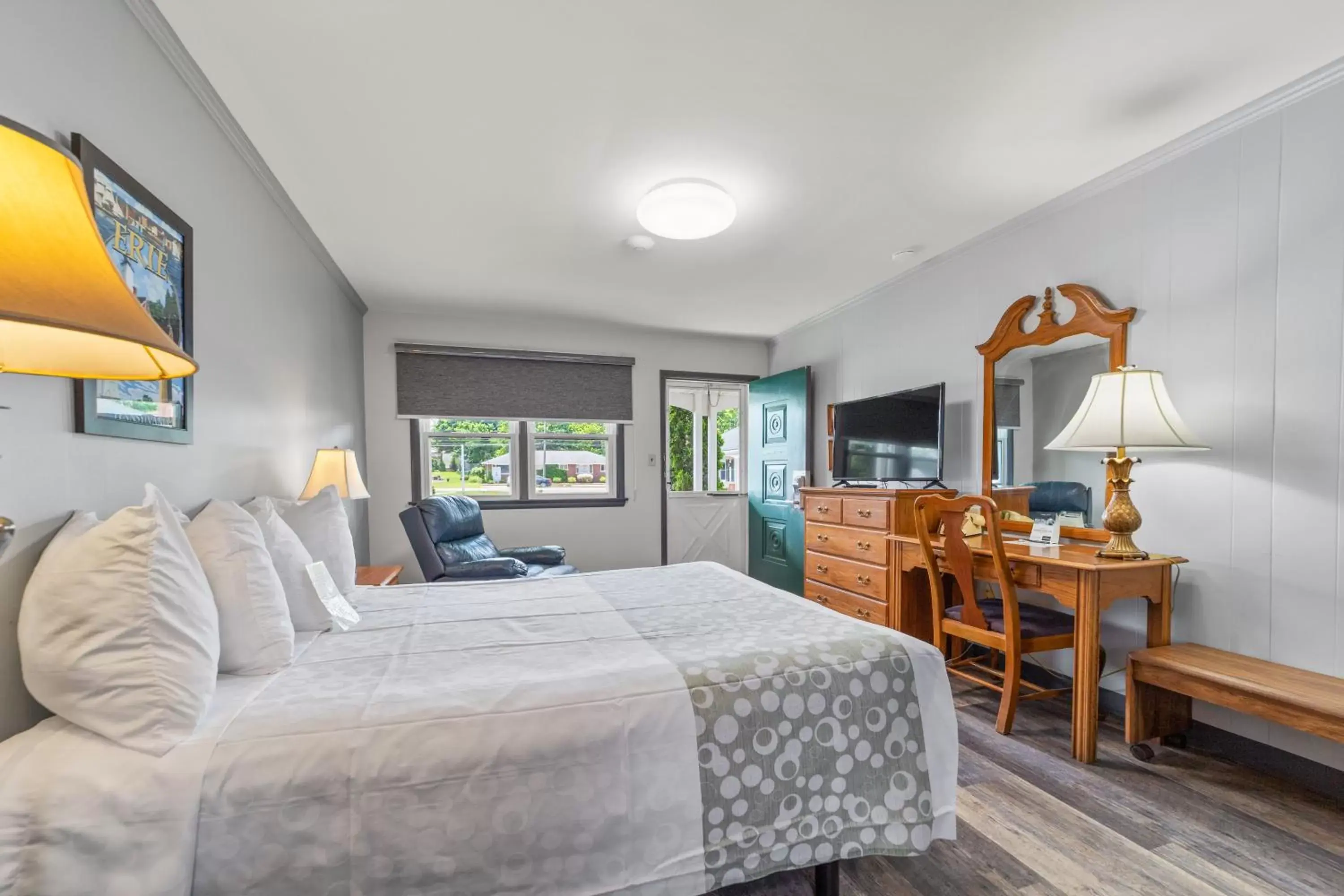 Queen Room in Glass House Inn Erie Near I-90 & I-79 Queen Room in Glass House Inn Erie Near I-90 & I-79