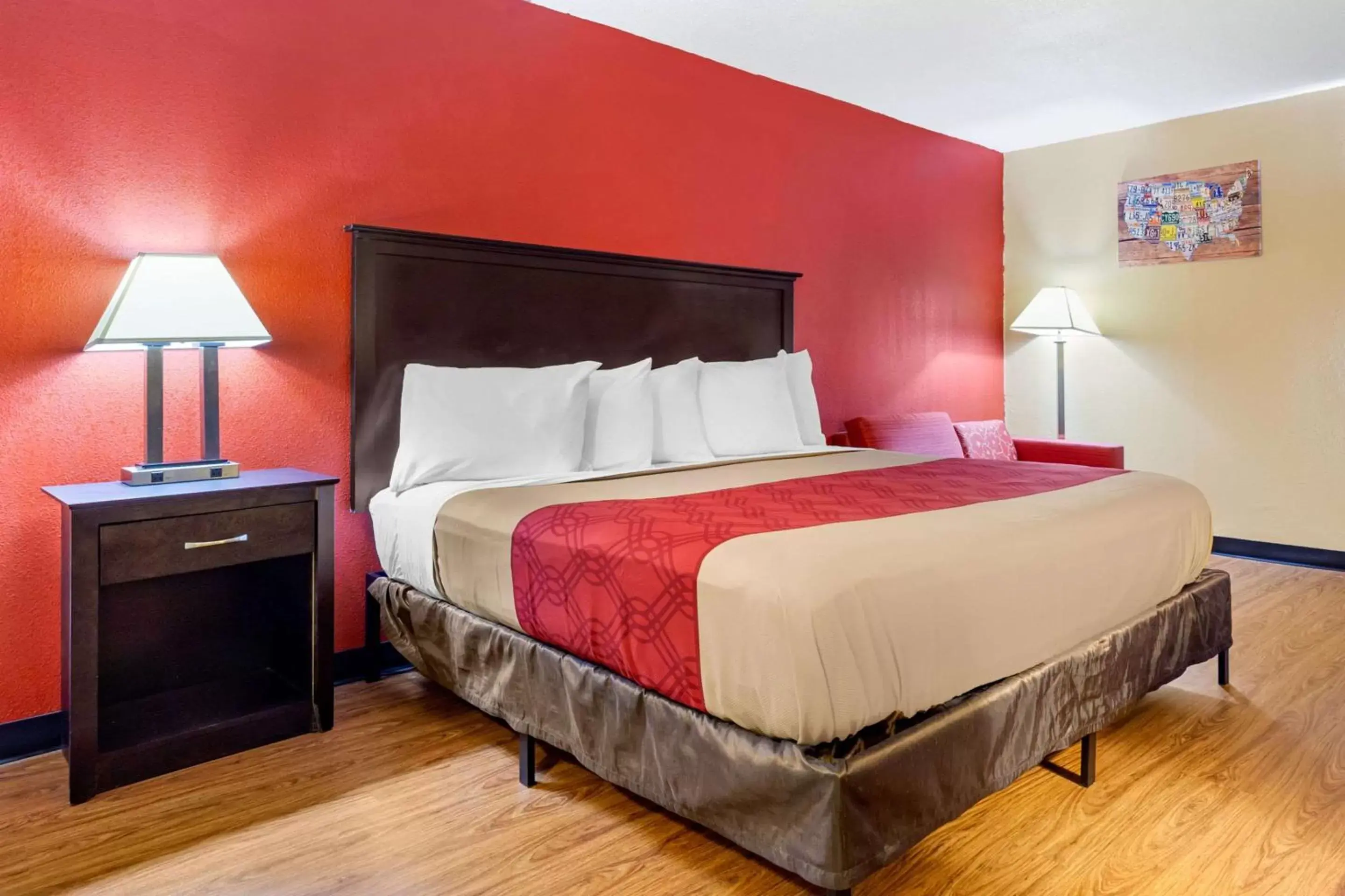 King Room - Non-Smoking in Econo Lodge Burlington I-40 King Room - Non-Smoking in Econo Lodge Burlington I-40