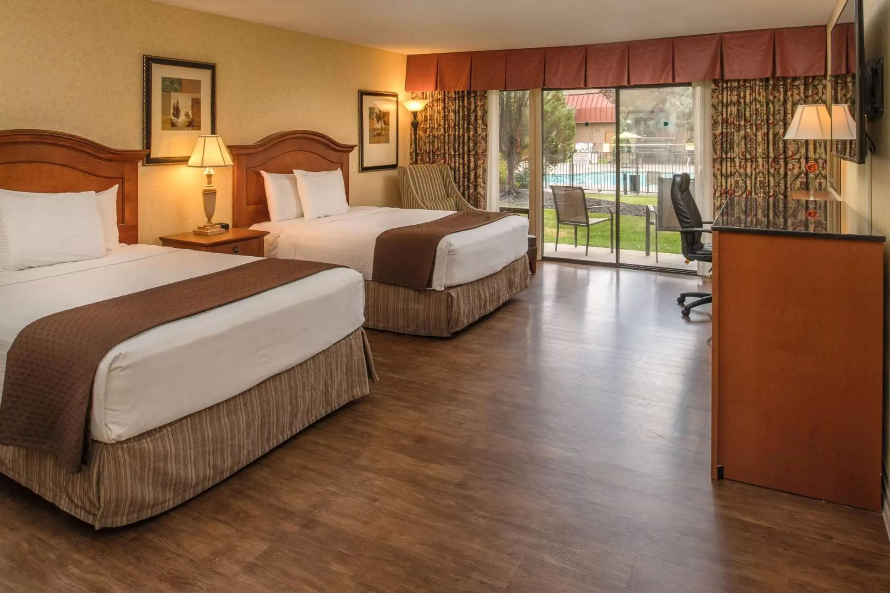 Queen Room with Two Queen Beds with Pool View in Red Lion Hotel Pasco Airport & Conference Center Queen Room with Two Queen Beds with Pool View in Red Lion Hotel Pasco Airport & Conference Center