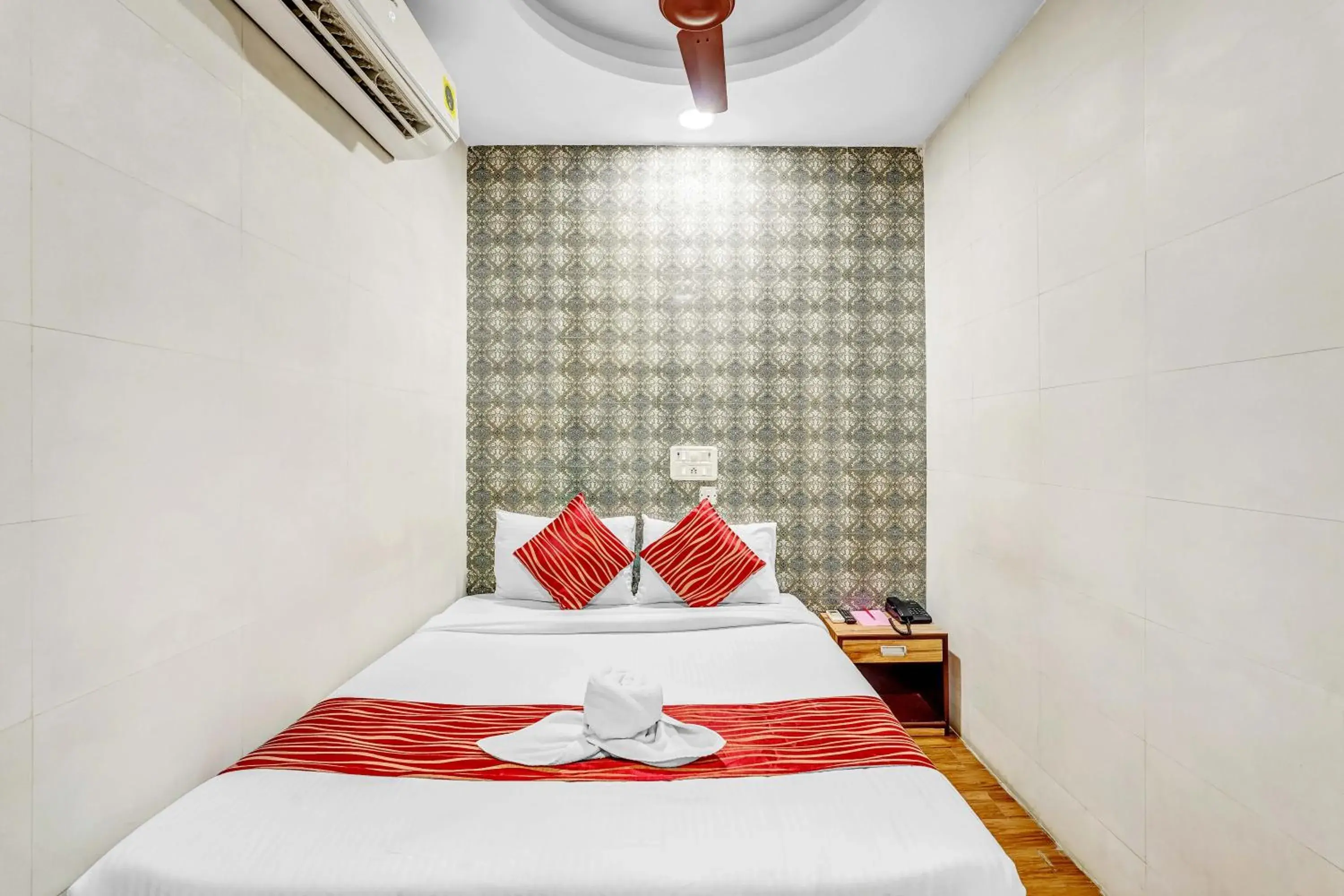 Deluxe Double Room in Season 4 Residences - Teynampet Near Apollo Hospital ,Balaji Dental, US Consulate Deluxe Double Room in Season 4 Residences - Teynampet Near Apollo Hospital ,Balaji Dental, US Consulate