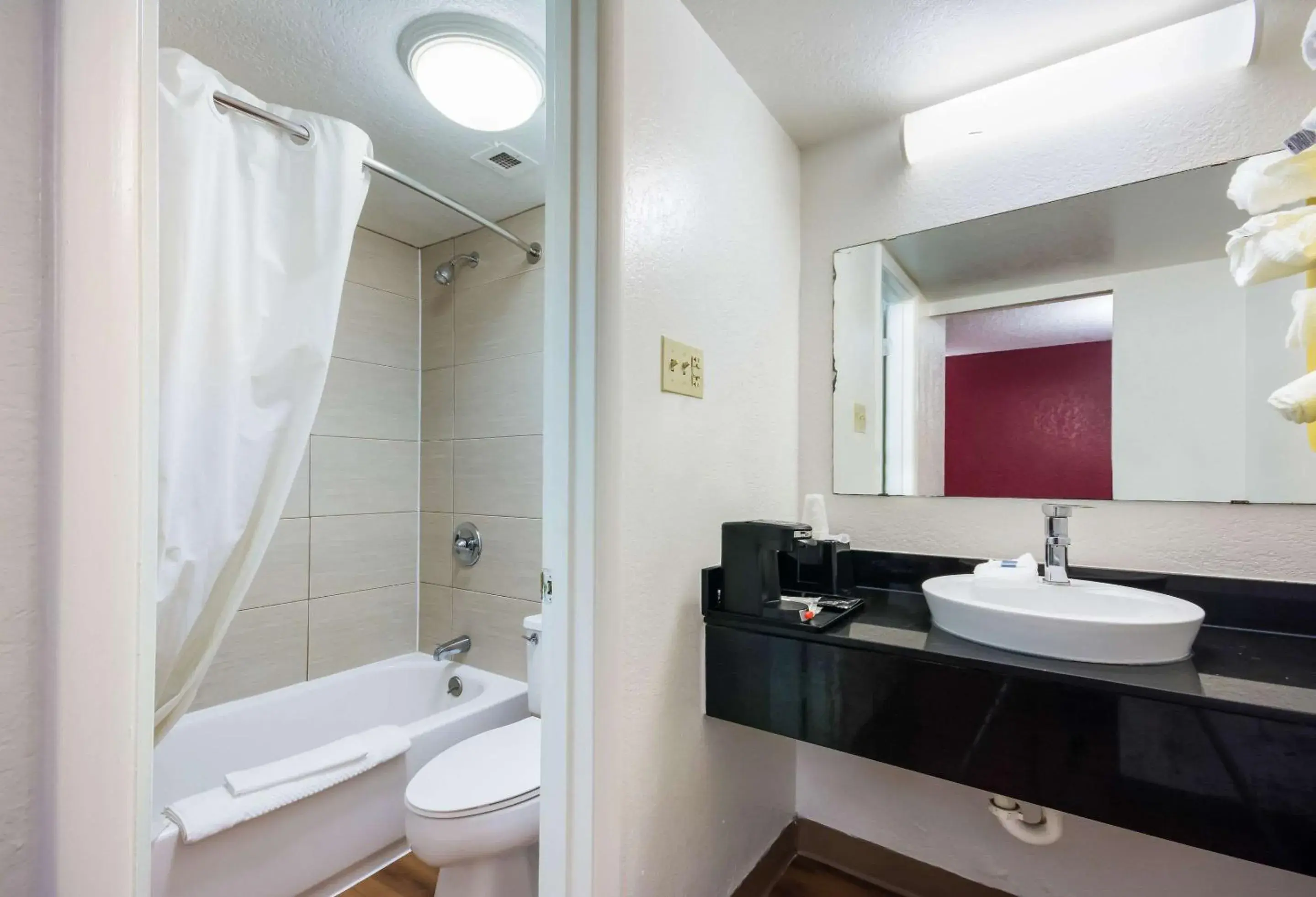 King Room - Smoking in Econo Lodge King Room - Smoking in Econo Lodge