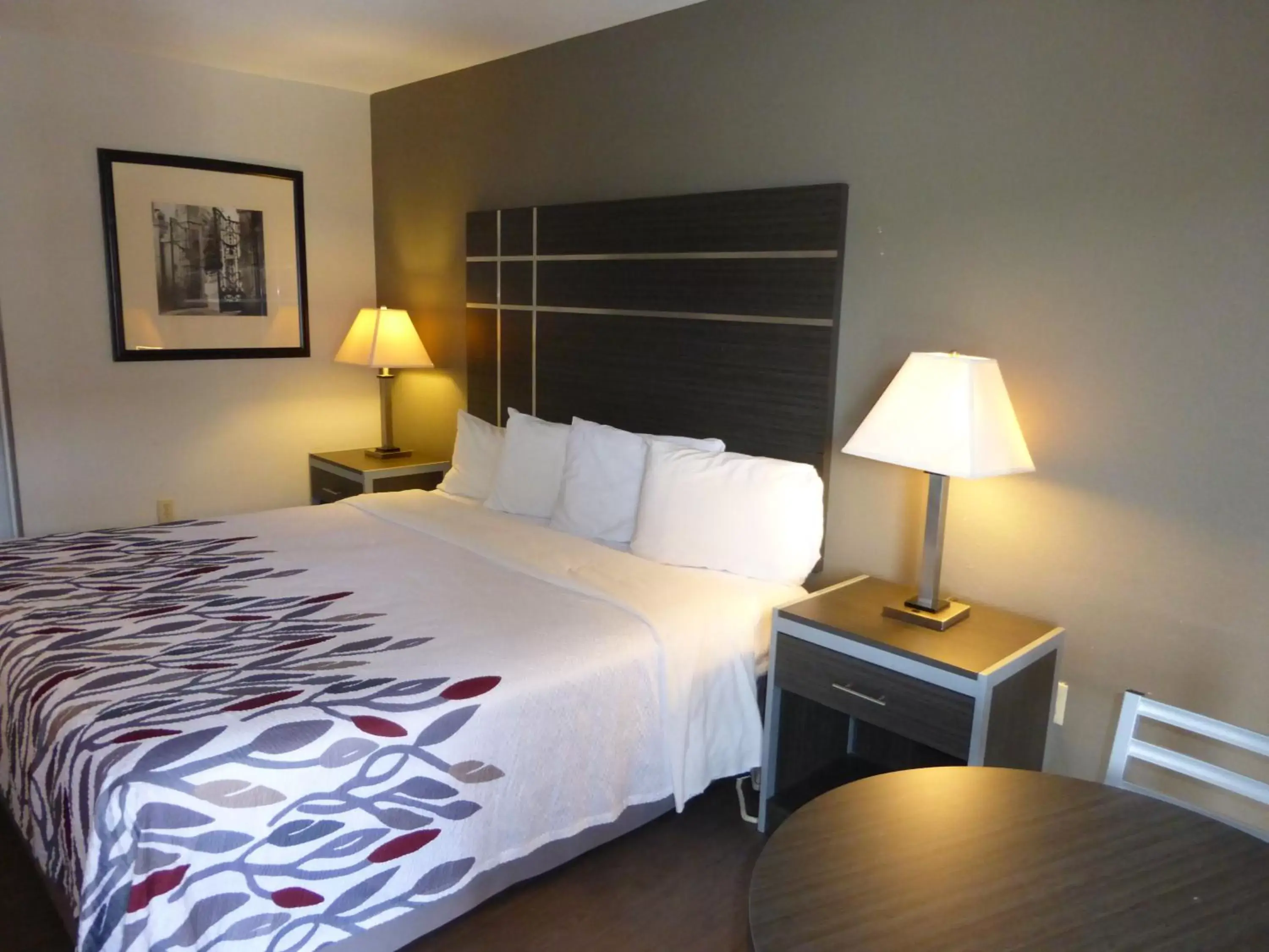 Deluxe King Room - Non-Smoking in Red Roof Inn Columbia, TN Deluxe King Room - Non-Smoking in Red Roof Inn Columbia, TN