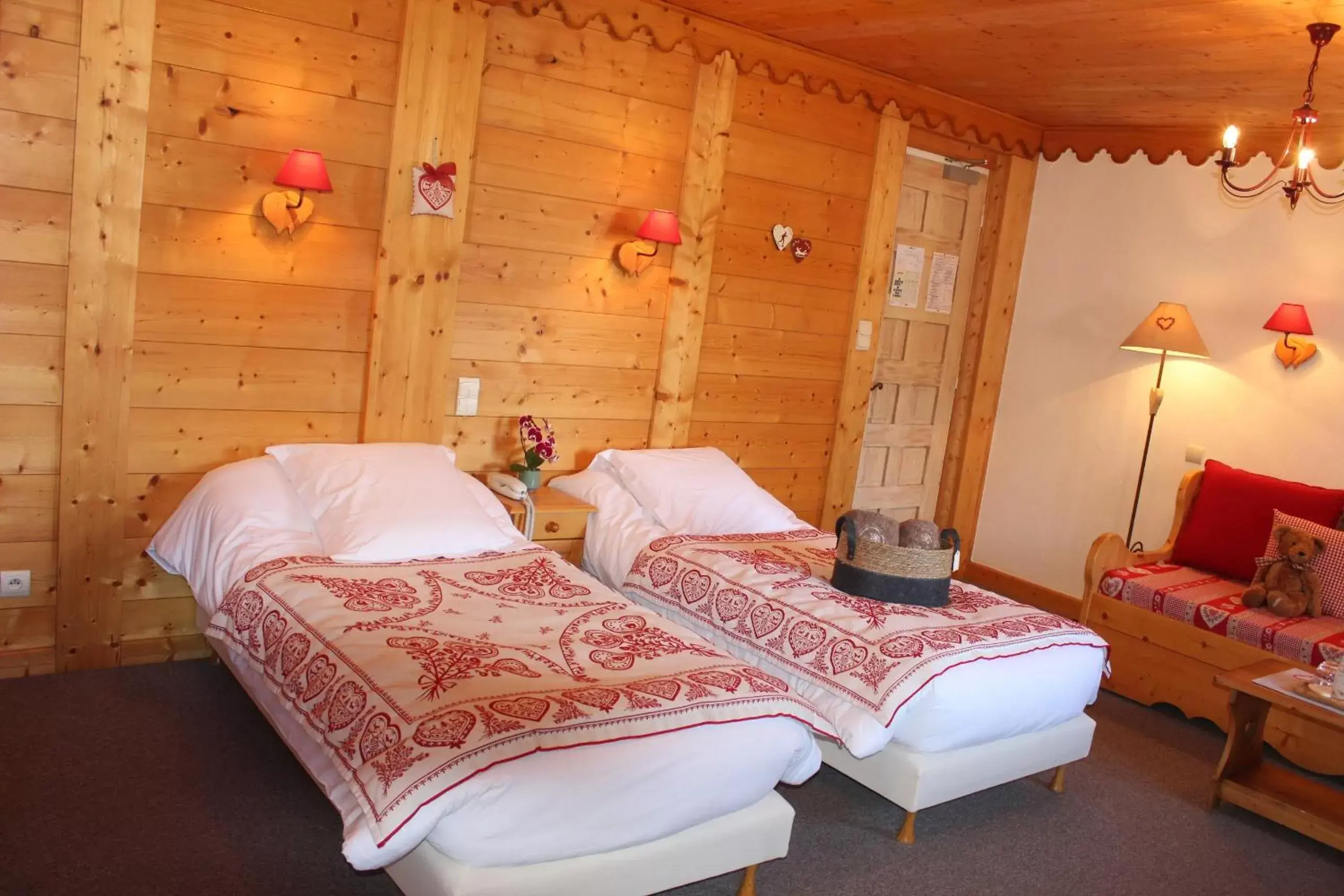 Superior Twin Room with Bath in Hôtel Les Glaciers Superior Twin Room with Bath in Hôtel Les Glaciers