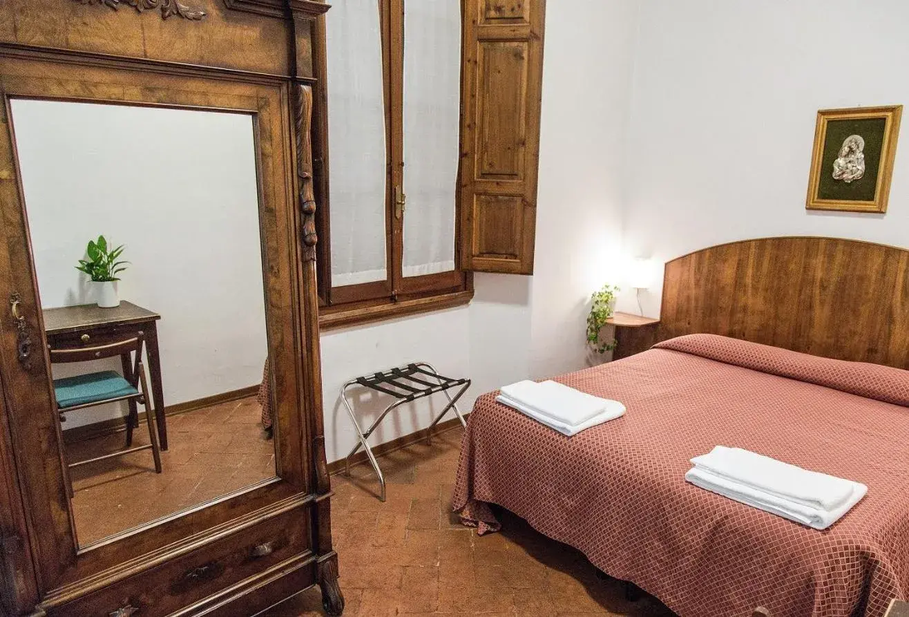 Single Room with Private External Bathroom in Casa Santo Nome di Gesu Single Room with Private External Bathroom in Casa Santo Nome di Gesu