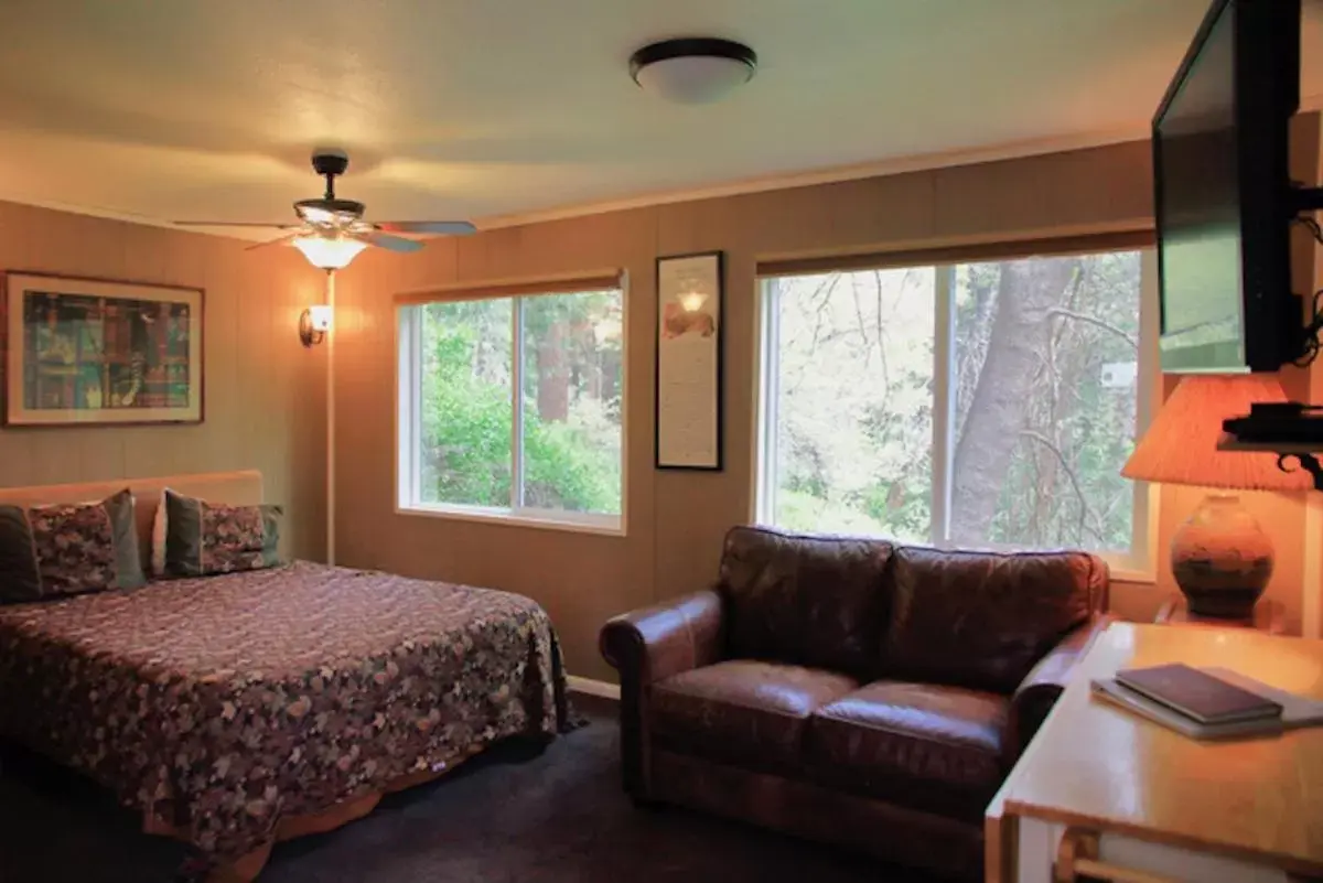 Deluxe Queen Suite in Silver Pines Lodge Deluxe Queen Suite in Silver Pines Lodge