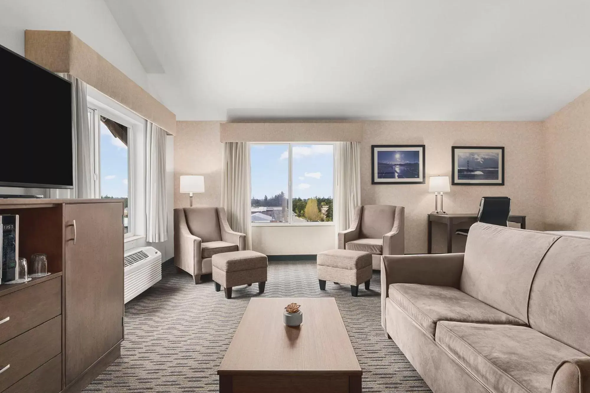 Deluxe King Suite with Whirlpool in The INN at Gig Harbor Deluxe King Suite with Whirlpool in The INN at Gig Harbor