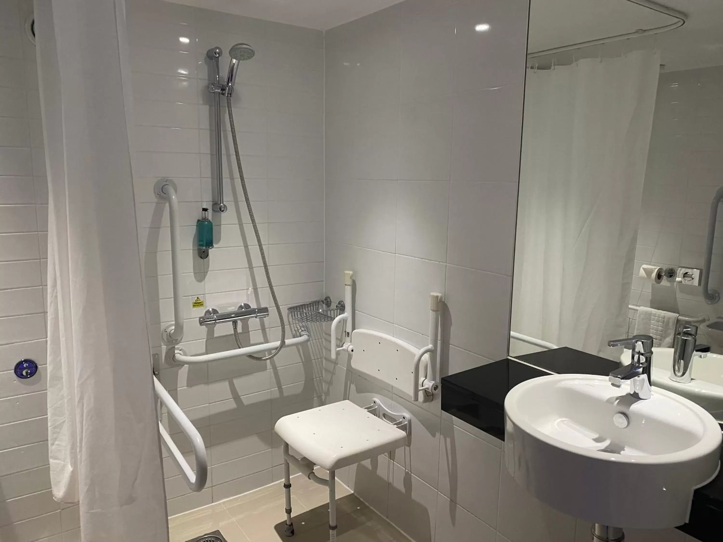Twin Room with Roll-in Shower - Disability Access (2 Adults) in Holiday Inn Express Windsor by IHG Twin Room with Roll-in Shower - Disability Access (2 Adults) in Holiday Inn Express Windsor by IHG