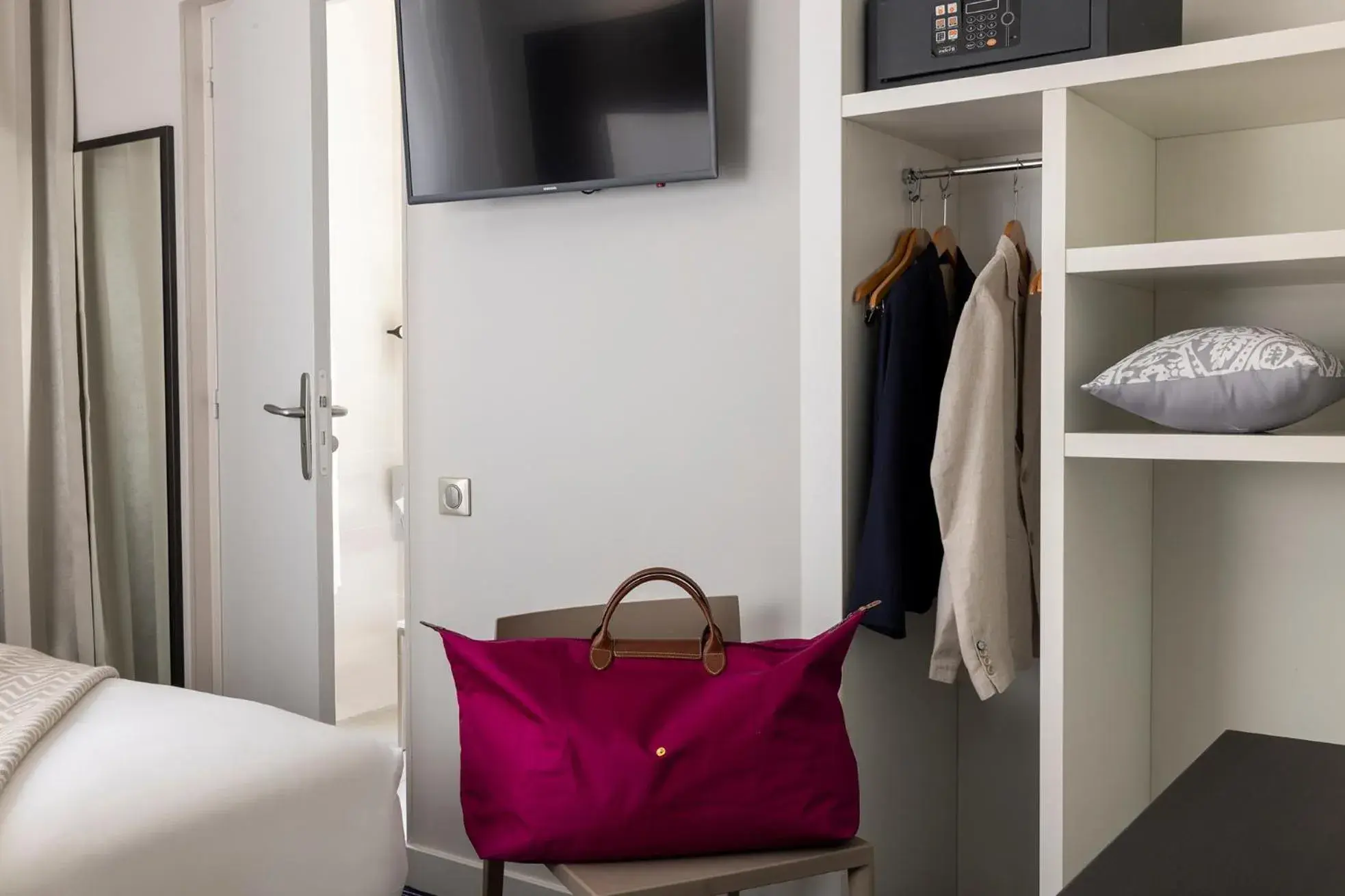 Double Room in Hotel 66 Nice Double Room in Hotel 66 Nice