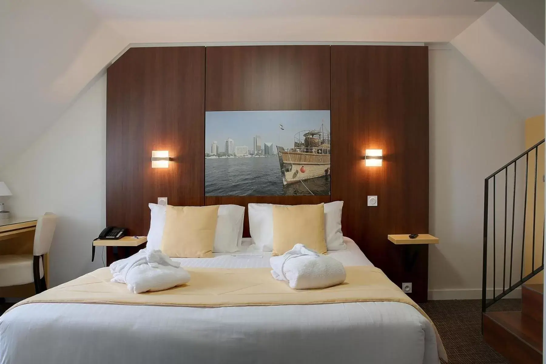 Superior Garden Level Room or Superior Lateral Sea View Room with Mansard Roof in Best Western Plus Les Terrasses de Bréhat Superior Garden Level Room or Superior Lateral Sea View Room with Mansard Roof in Best Western Plus Les Terrasses de Bréhat