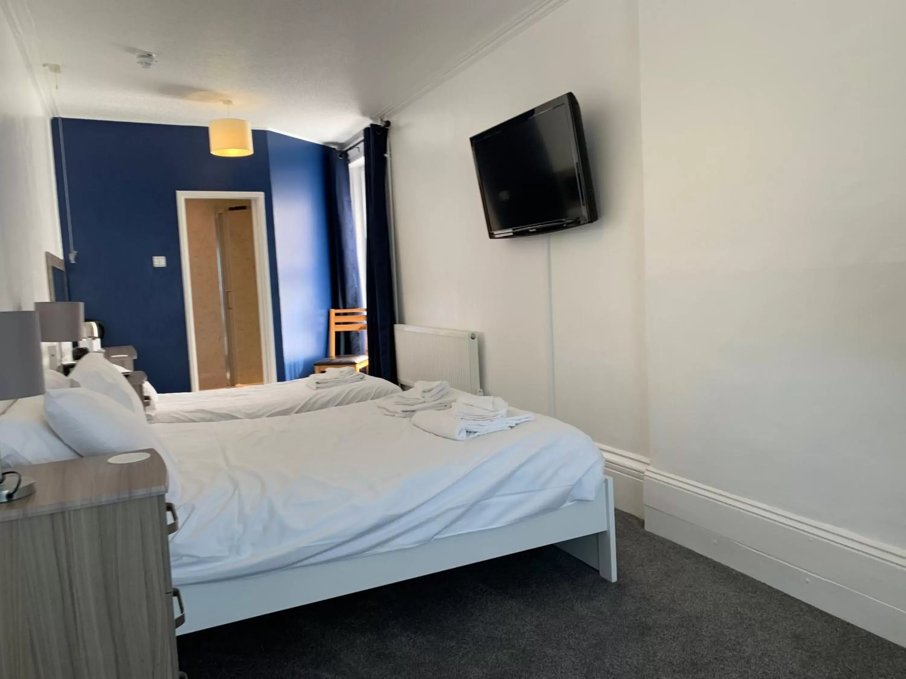 Triple Room with Shower in The Royal Clarence Hotel (on the Seafront) Triple Room with Shower in The Royal Clarence Hotel (on the Seafront)