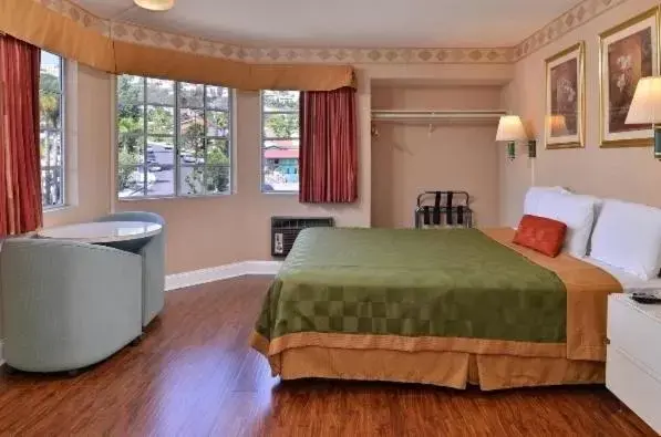 Queen Room in Americas Best Value Inn San Clemente Beach Queen Room in Americas Best Value Inn San Clemente Beach