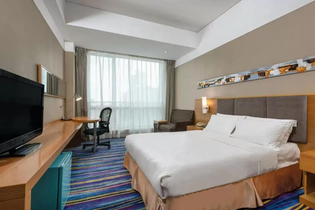 Standard King Room with City View in Holiday Inn Express Tianjin Heping by IHG Standard King Room with City View in Holiday Inn Express Tianjin Heping by IHG