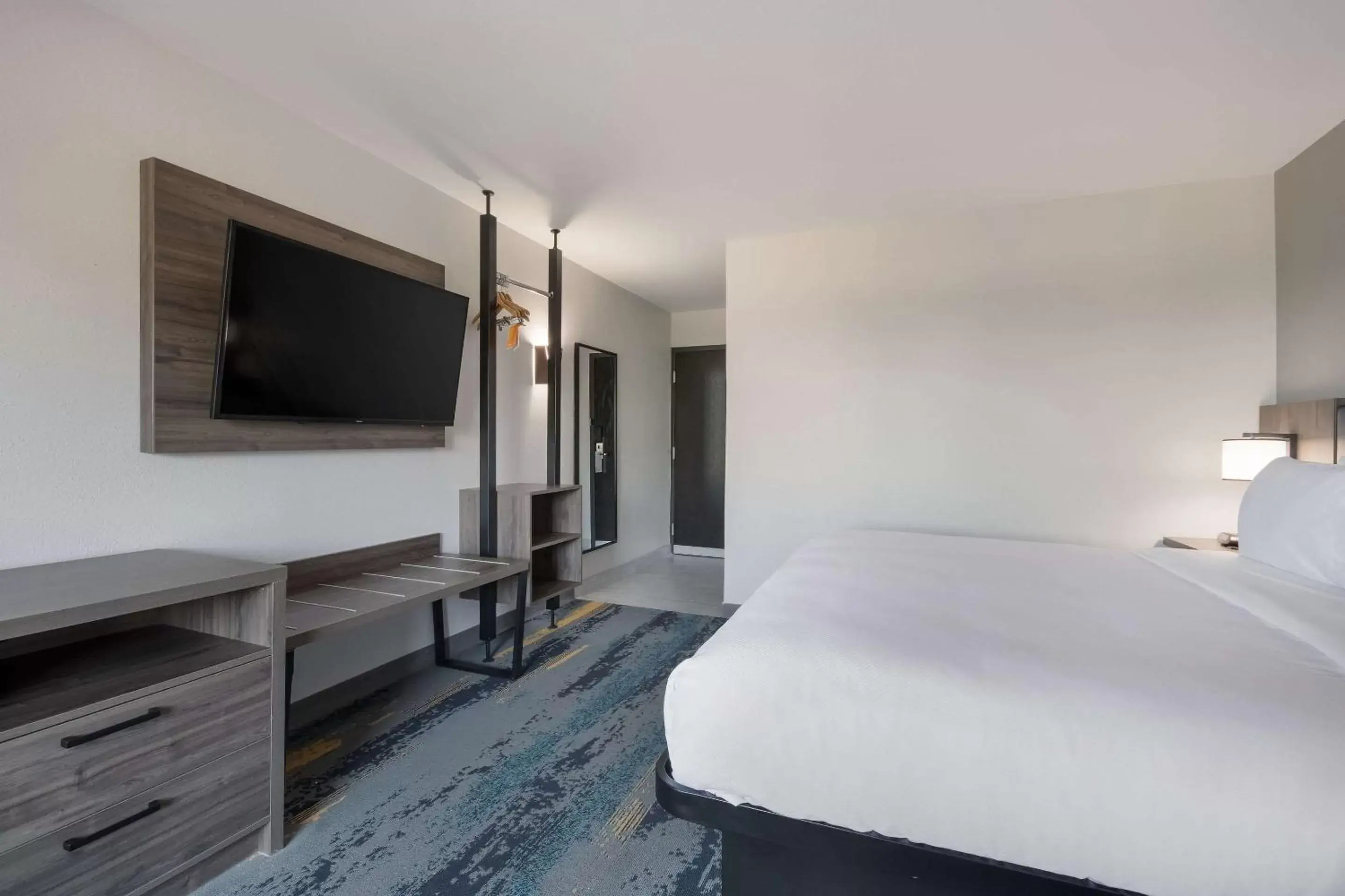 Superior King Room - Non Smoking in Clarion Pointe OKC Airport Superior King Room - Non Smoking in Clarion Pointe OKC Airport