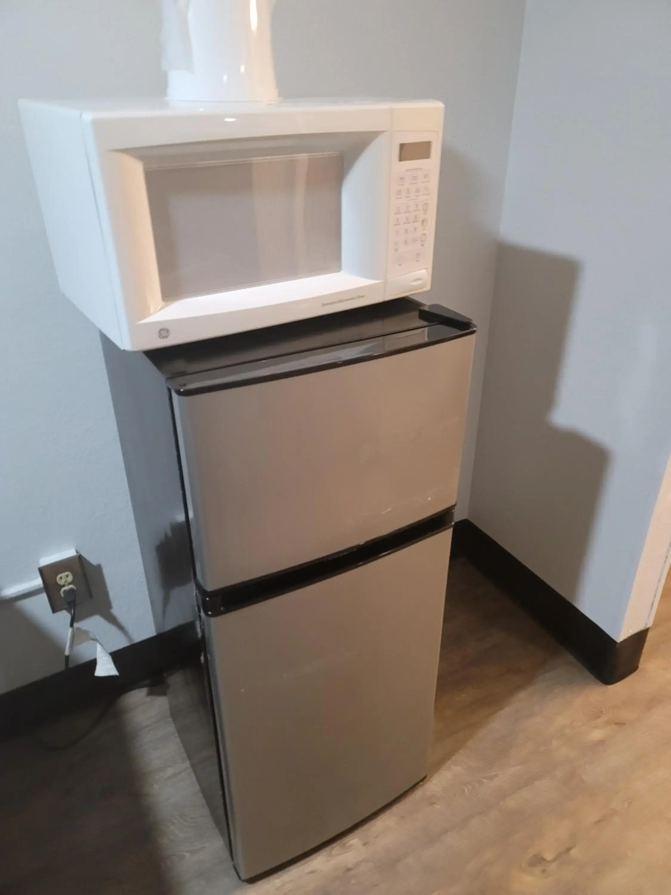 Deluxe King Room - Smoking in Studio 6 Suites Hinesville, GA Deluxe King Room - Smoking in Studio 6 Suites Hinesville, GA