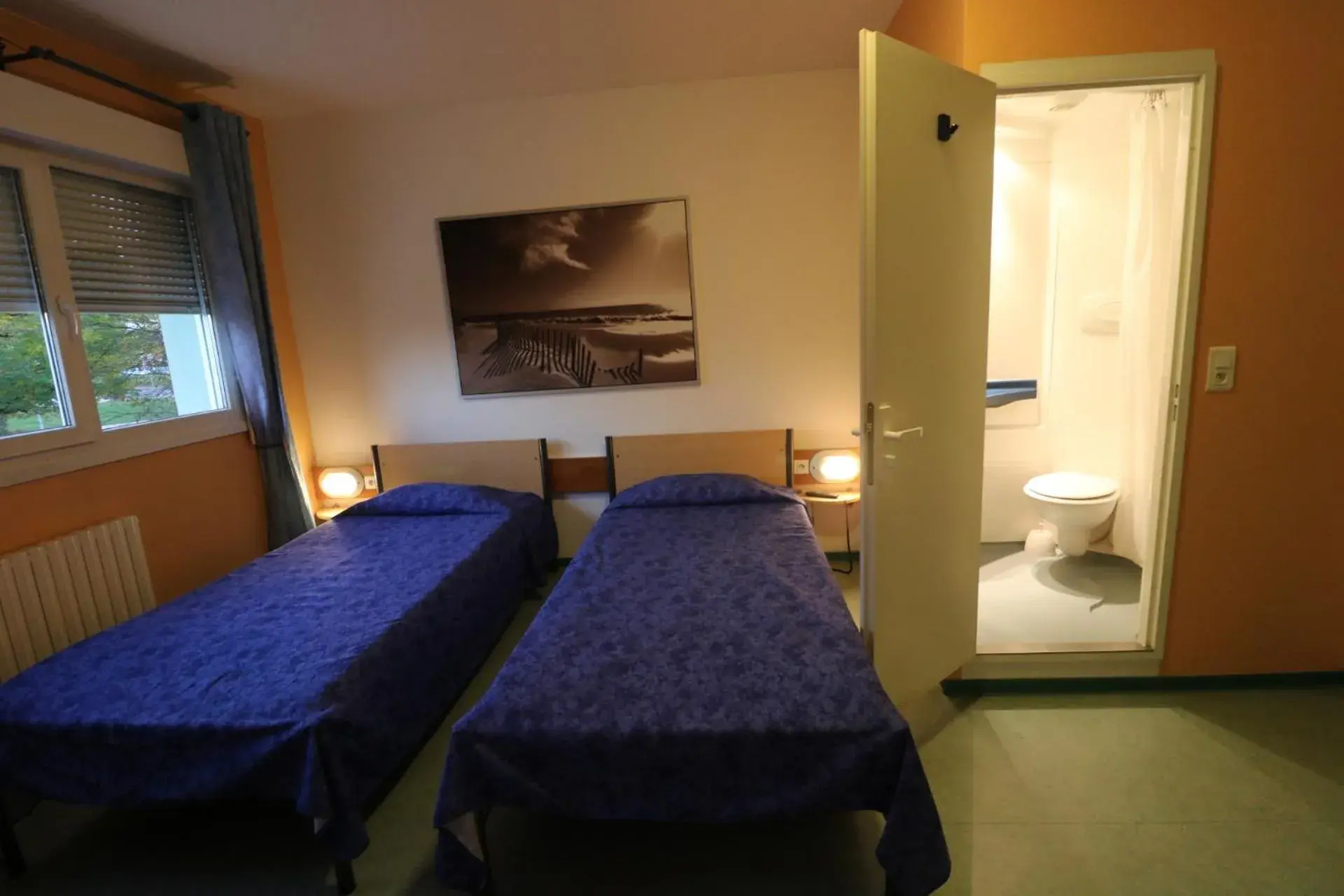 Twin Room in ETHIC ETAPES DIJON Accueil 24h24 et parking gratuit Twin Room in ETHIC ETAPES DIJON Accueil 24h24 et parking gratuit
