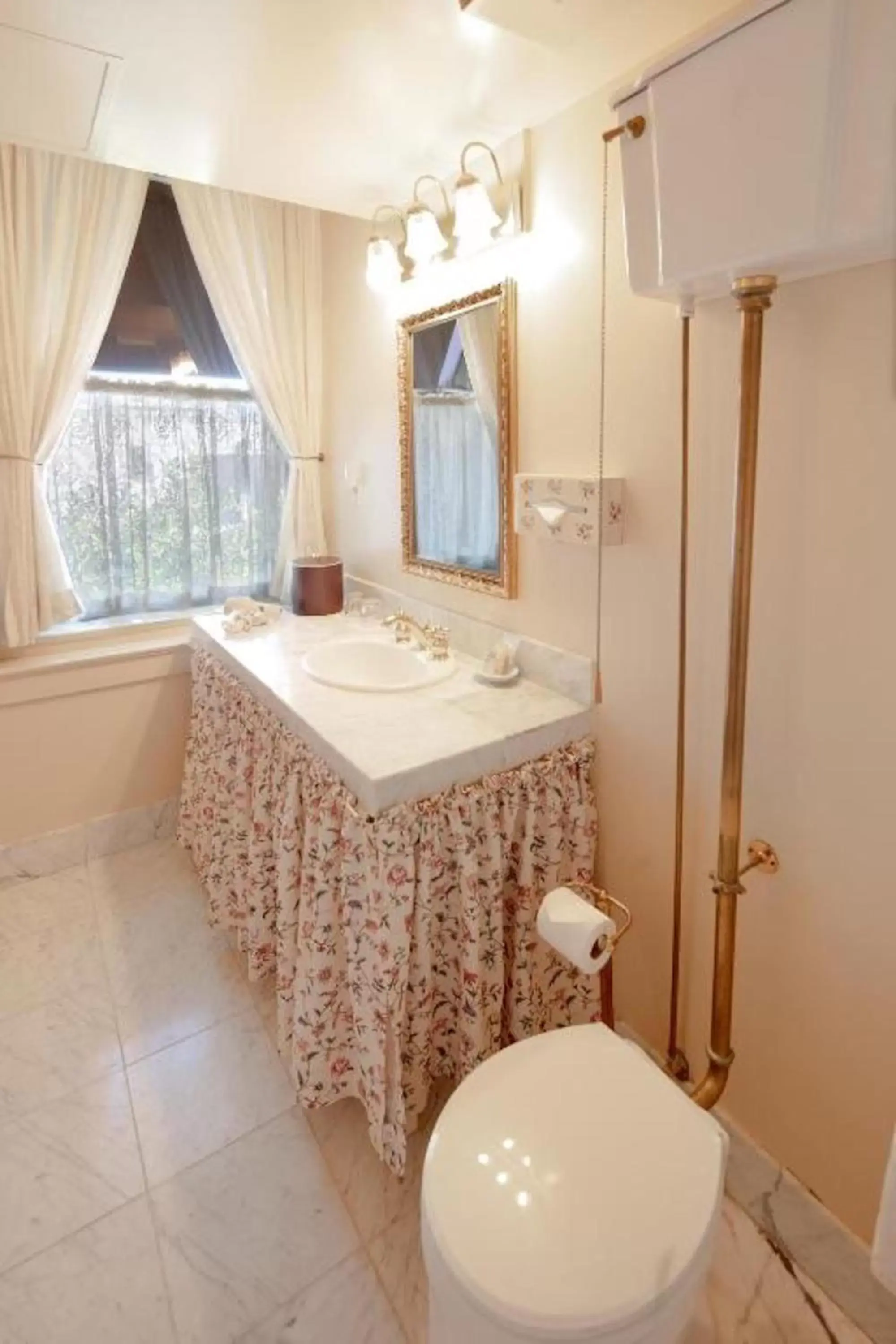 Historic King ADA in Hotel La Rose Historic King ADA in Hotel La Rose