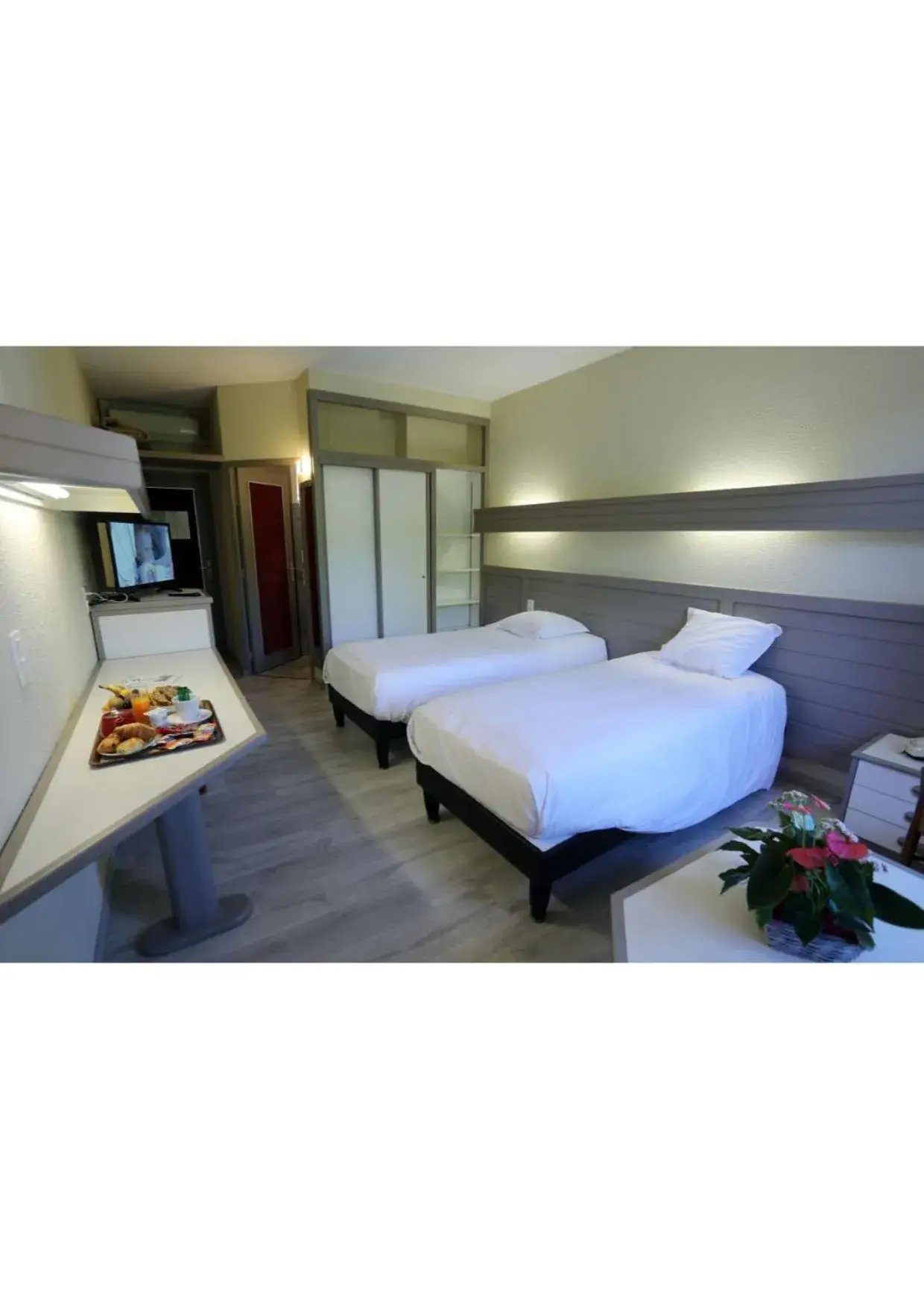 Superior Double Room in Hôtel Belleville Superior Double Room in Hôtel Belleville