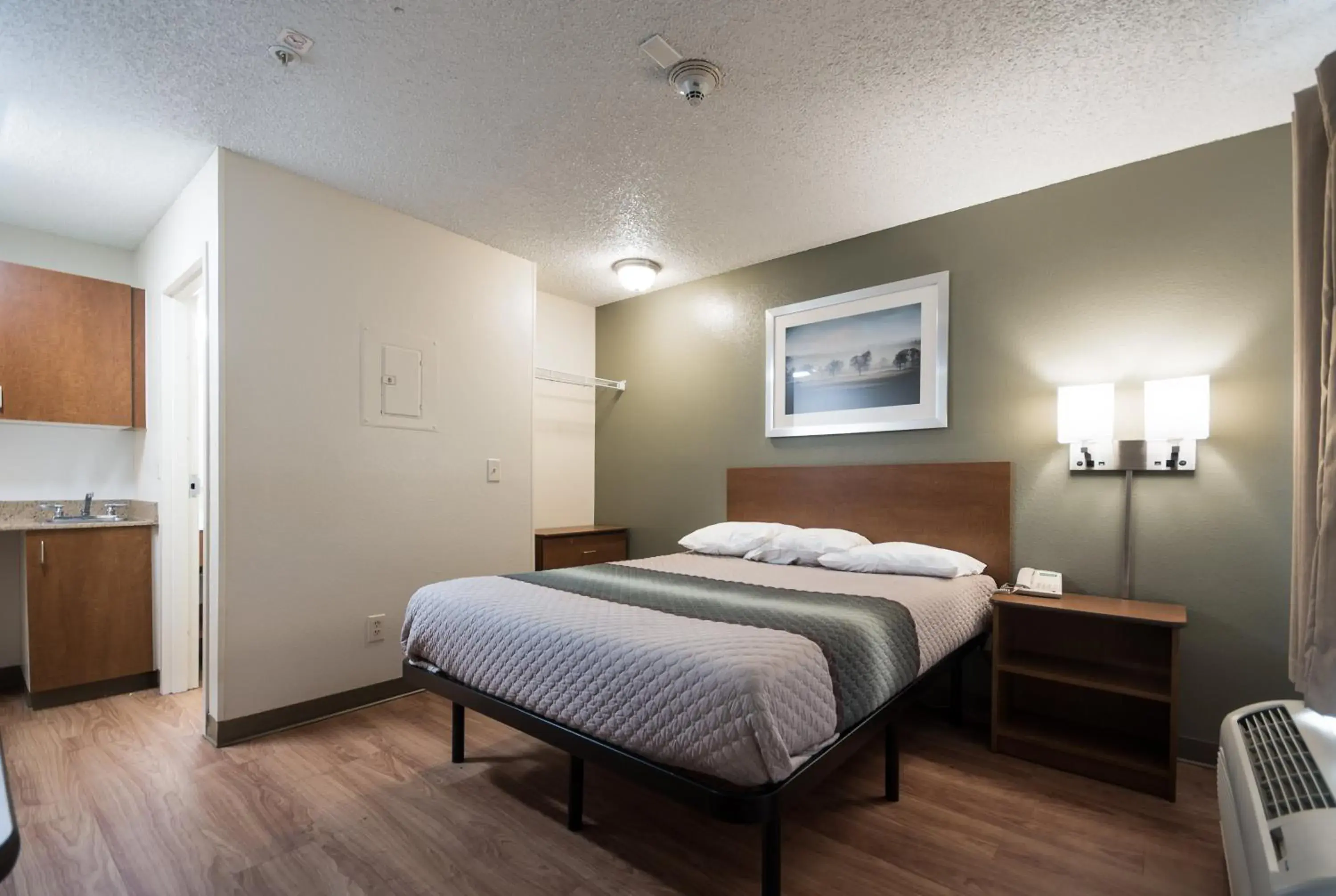 Studio Queen Room Disability Access Non-Smoking in HomeTowne Studios by Red Roof Seattle - Kent/Des Moines Studio Queen Room Disability Access Non-Smoking in HomeTowne Studios by Red Roof Seattle - Kent/Des Moines