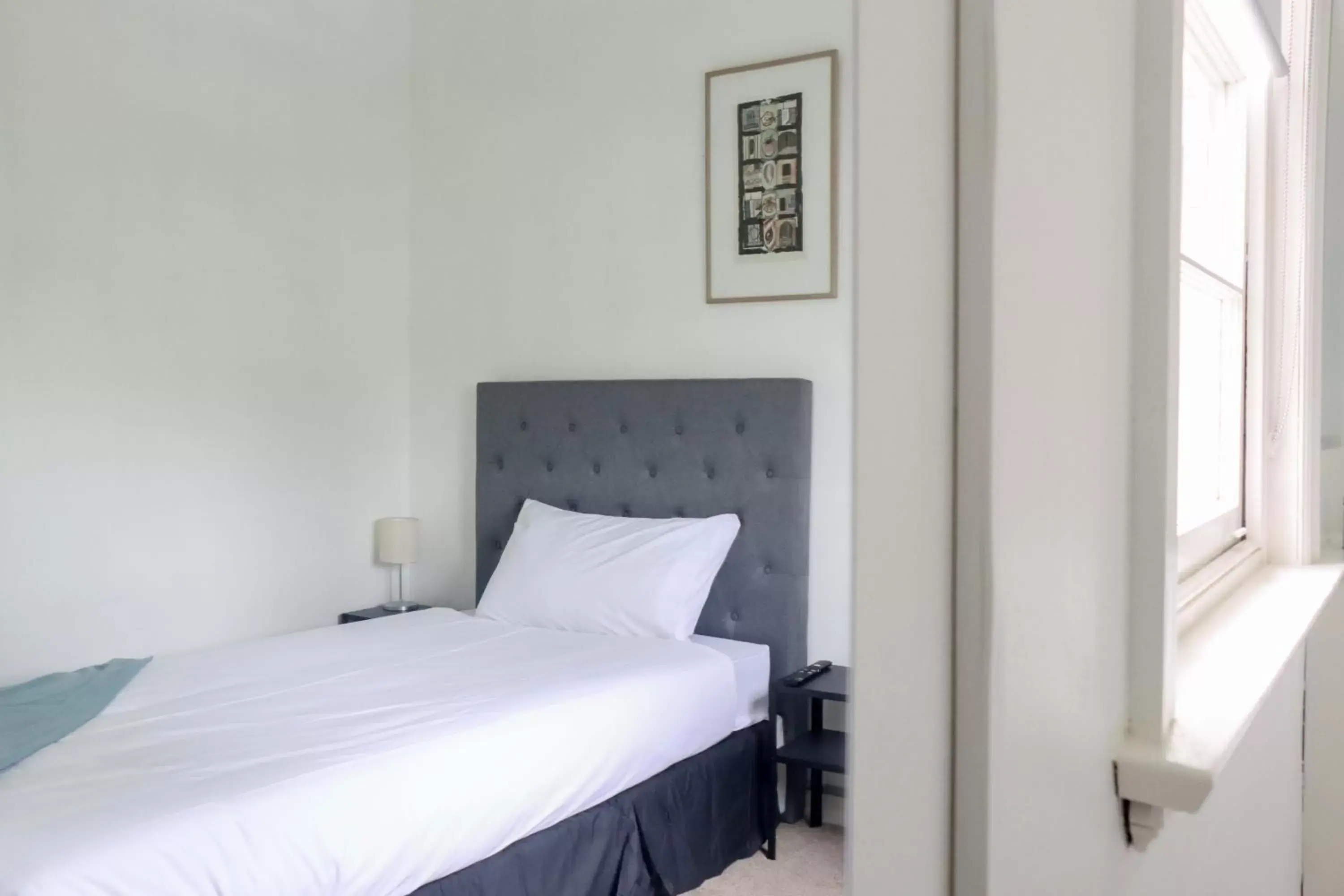 Single Room with Shared Bathroom - single occupancy in Tates Hotel Windsor Single Room with Shared Bathroom - single occupancy in Tates Hotel Windsor