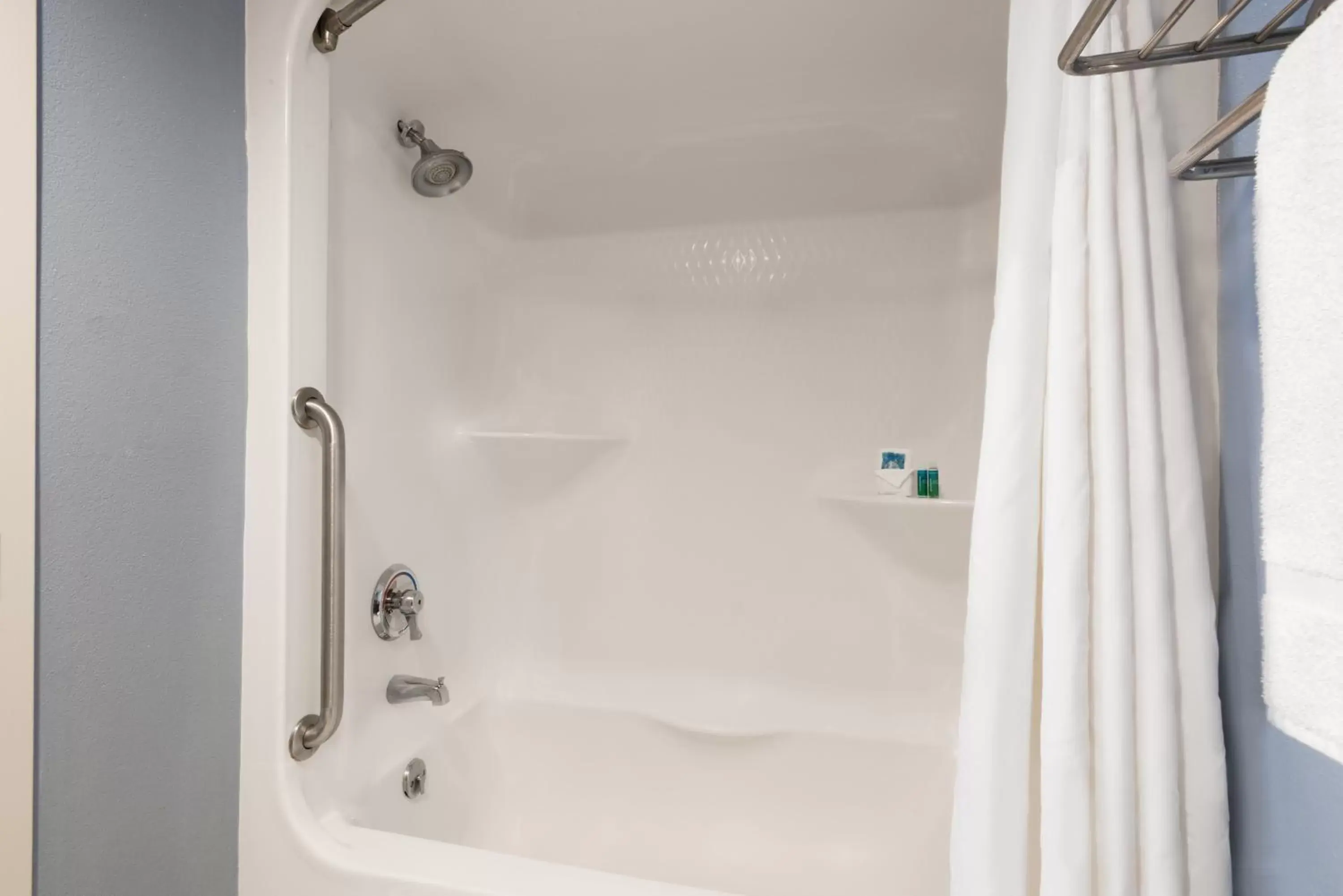 King Room with Roll In Shower - Non-Smoking in Holiday Inn Express Cambridge by IHG King Room with Roll In Shower - Non-Smoking in Holiday Inn Express Cambridge by IHG