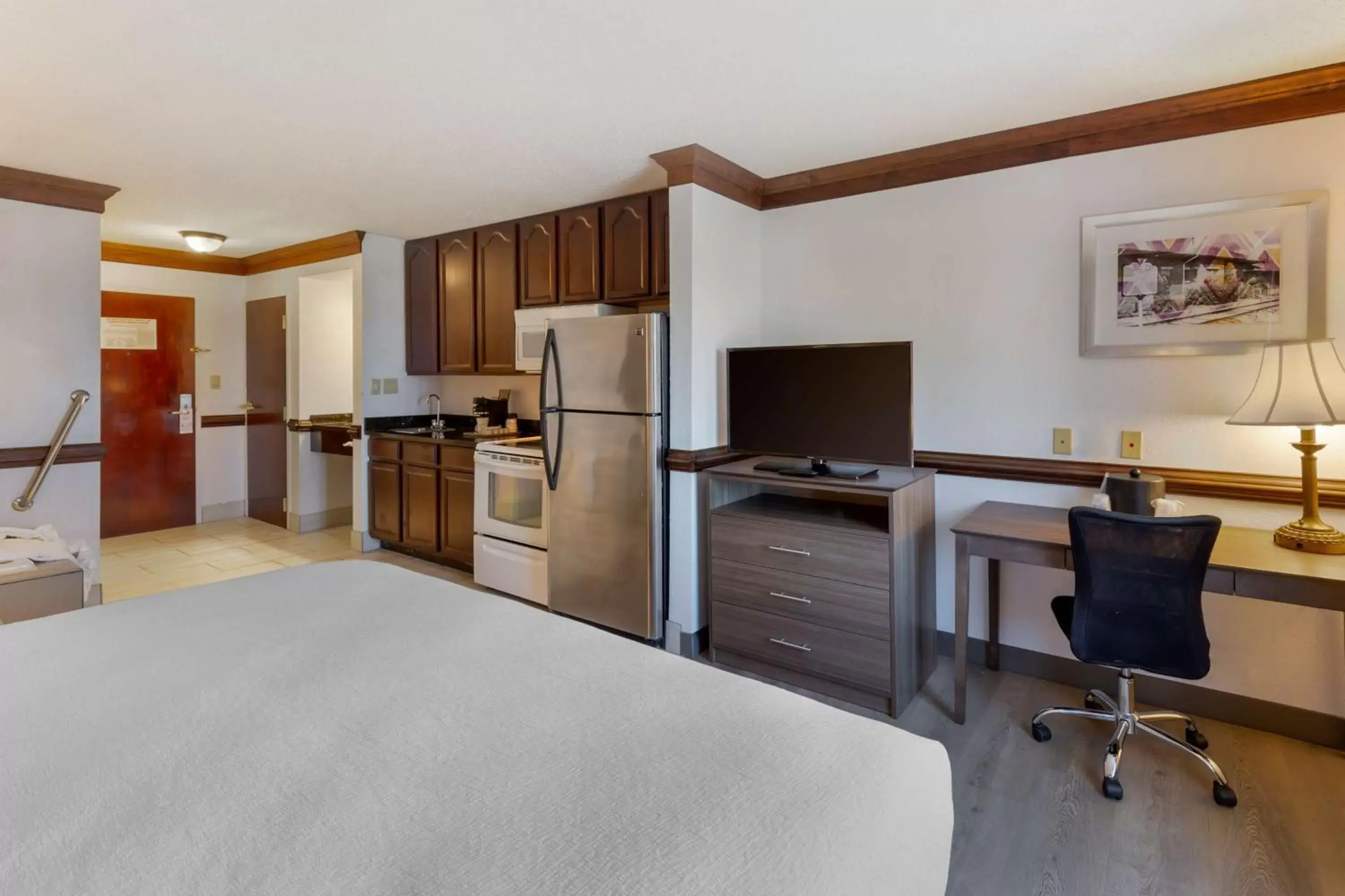 King Suite with Whirlpool - Non-Smoking in Best Western Plus South Hill Inn King Suite with Whirlpool - Non-Smoking in Best Western Plus South Hill Inn