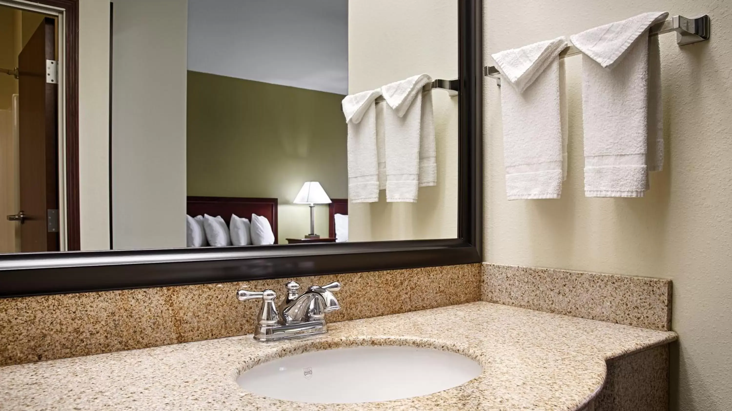 King Room - Non-Smoking in Best Western Geneseo Inn King Room - Non-Smoking in Best Western Geneseo Inn