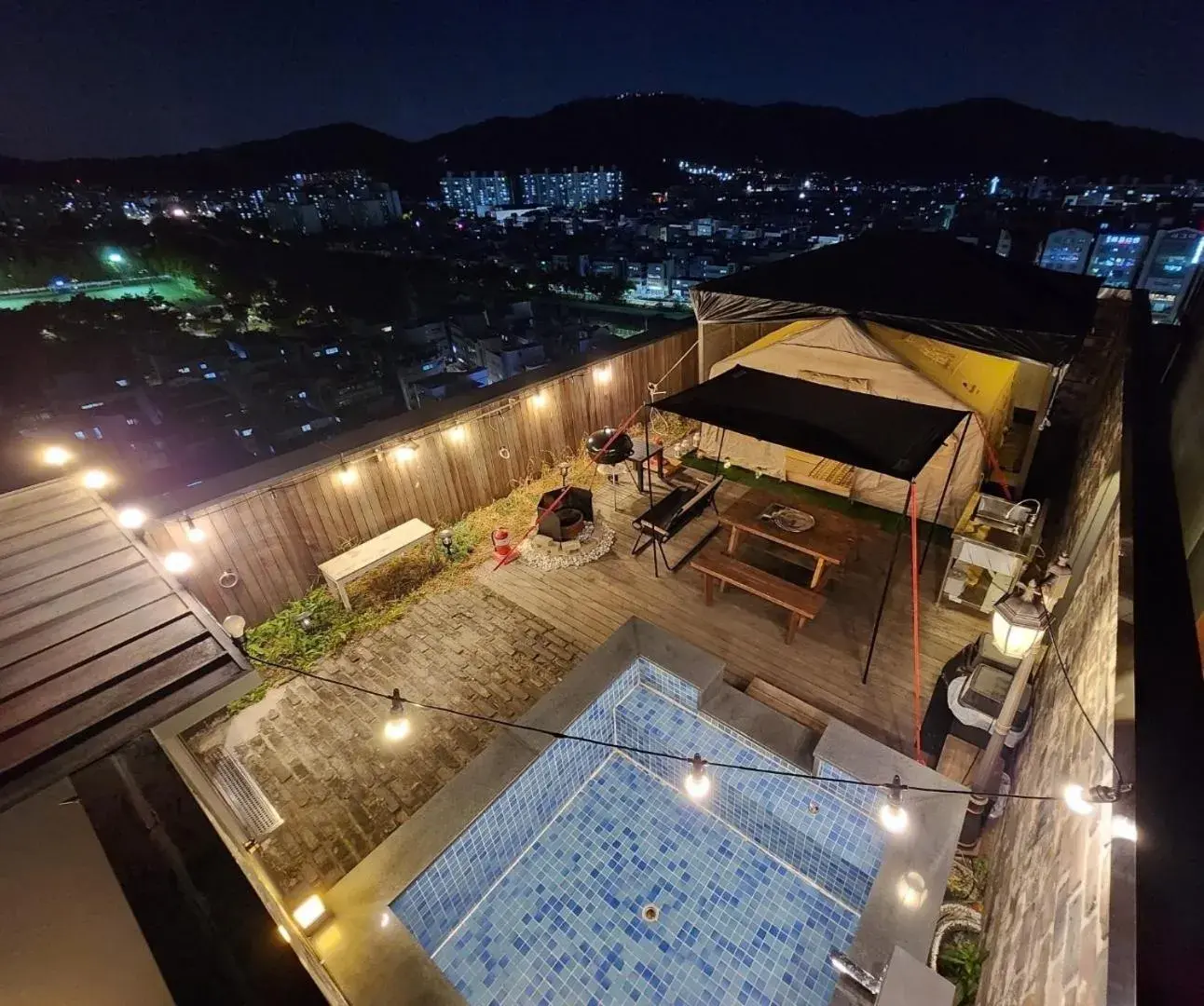 Pool View in HOTEL498 Pool View in HOTEL498