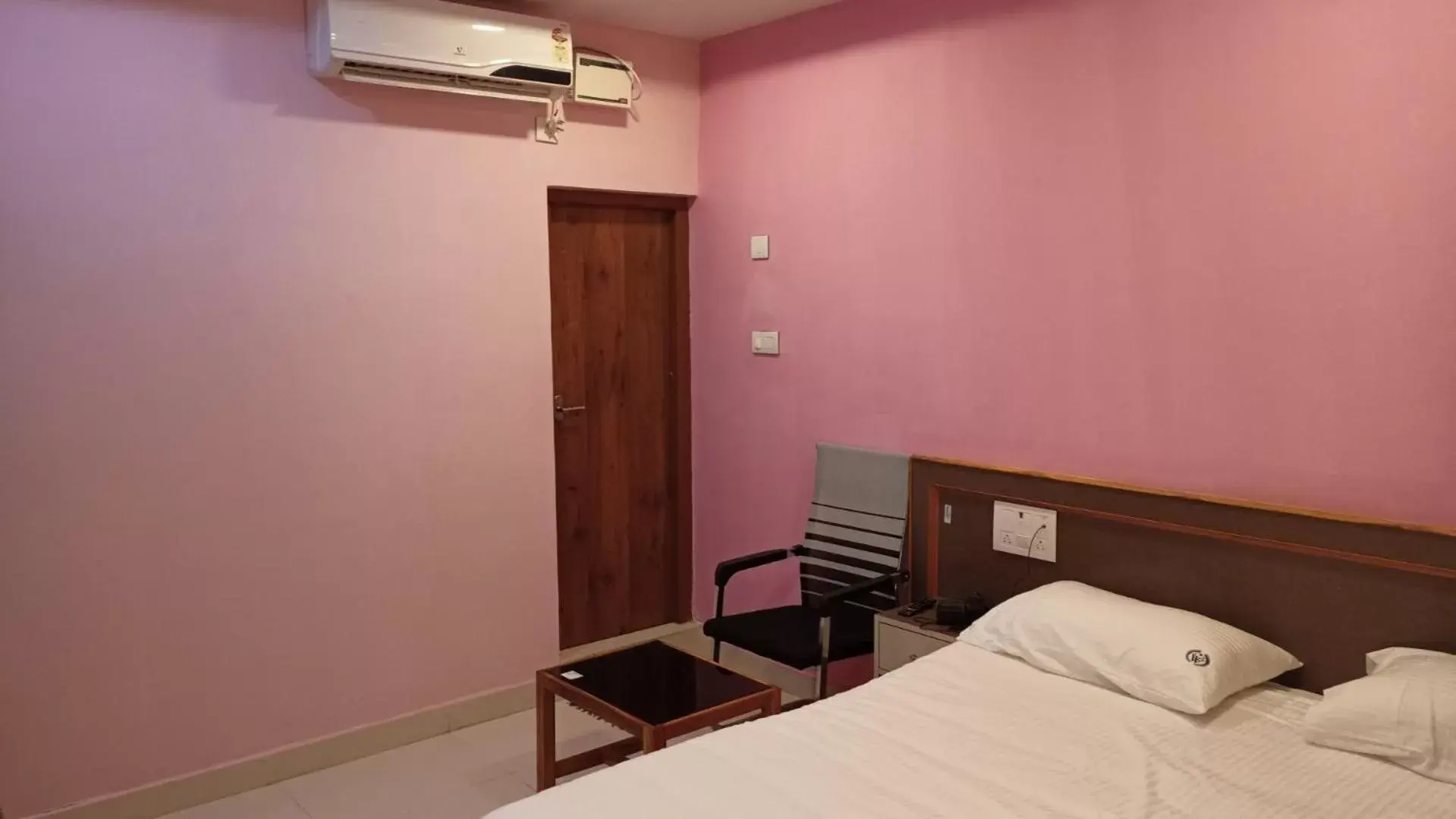 Deluxe Double Room in Aarthi Residency Deluxe Double Room in Aarthi Residency