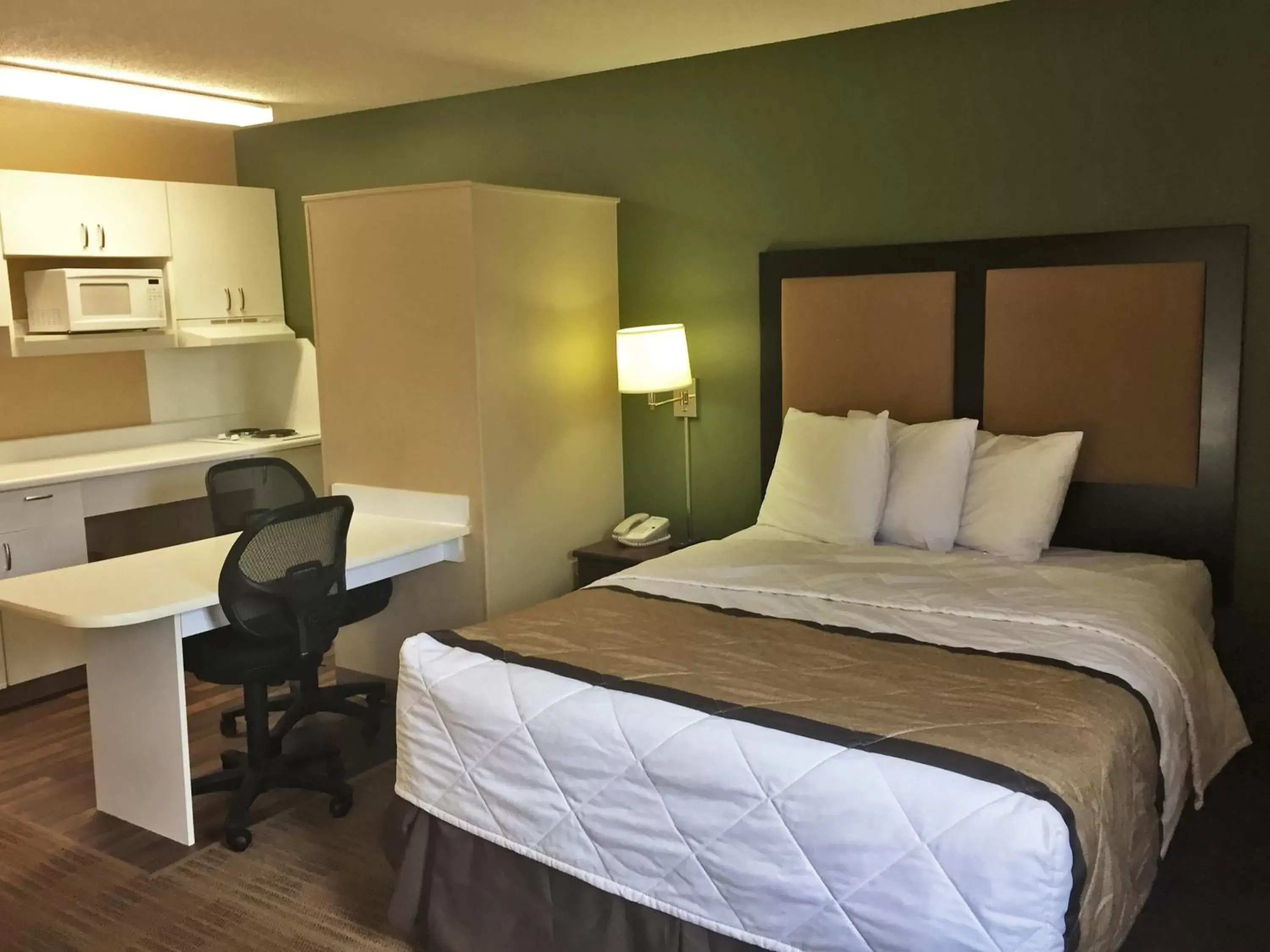 Queen studio with 1 Queen Bed - Disability Access/Non-Smoking in Extended Stay America Select Suites - Chicago - Downers Grove Queen studio with 1 Queen Bed - Disability Access/Non-Smoking in Extended Stay America Select Suites - Chicago - Downers Grove